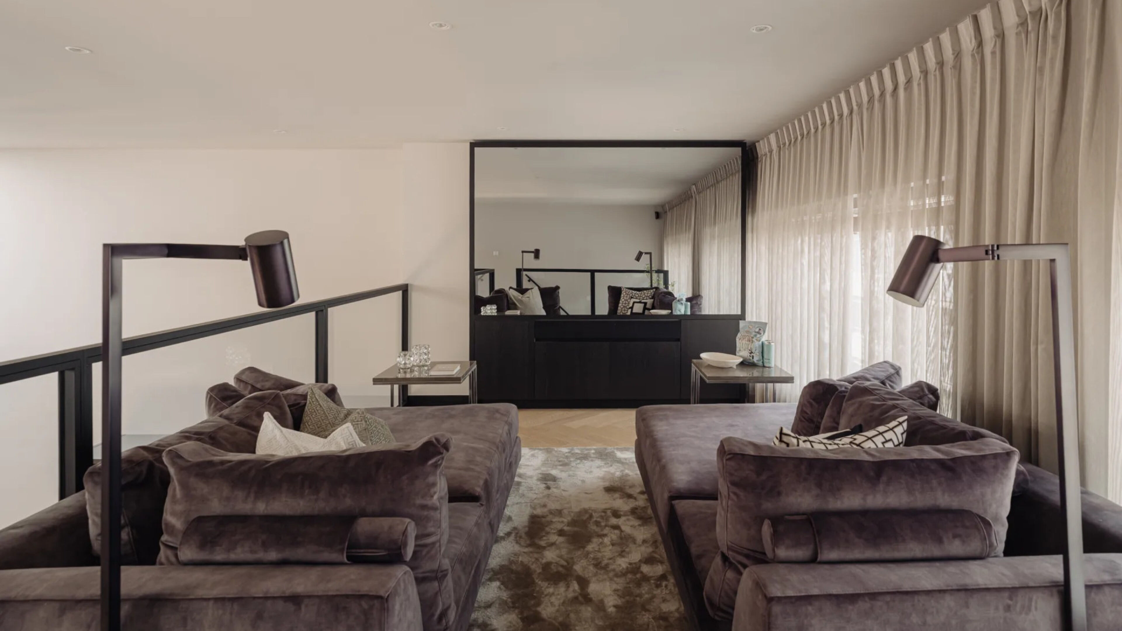 Een relaxruimte in het appartement van Donyell Malen