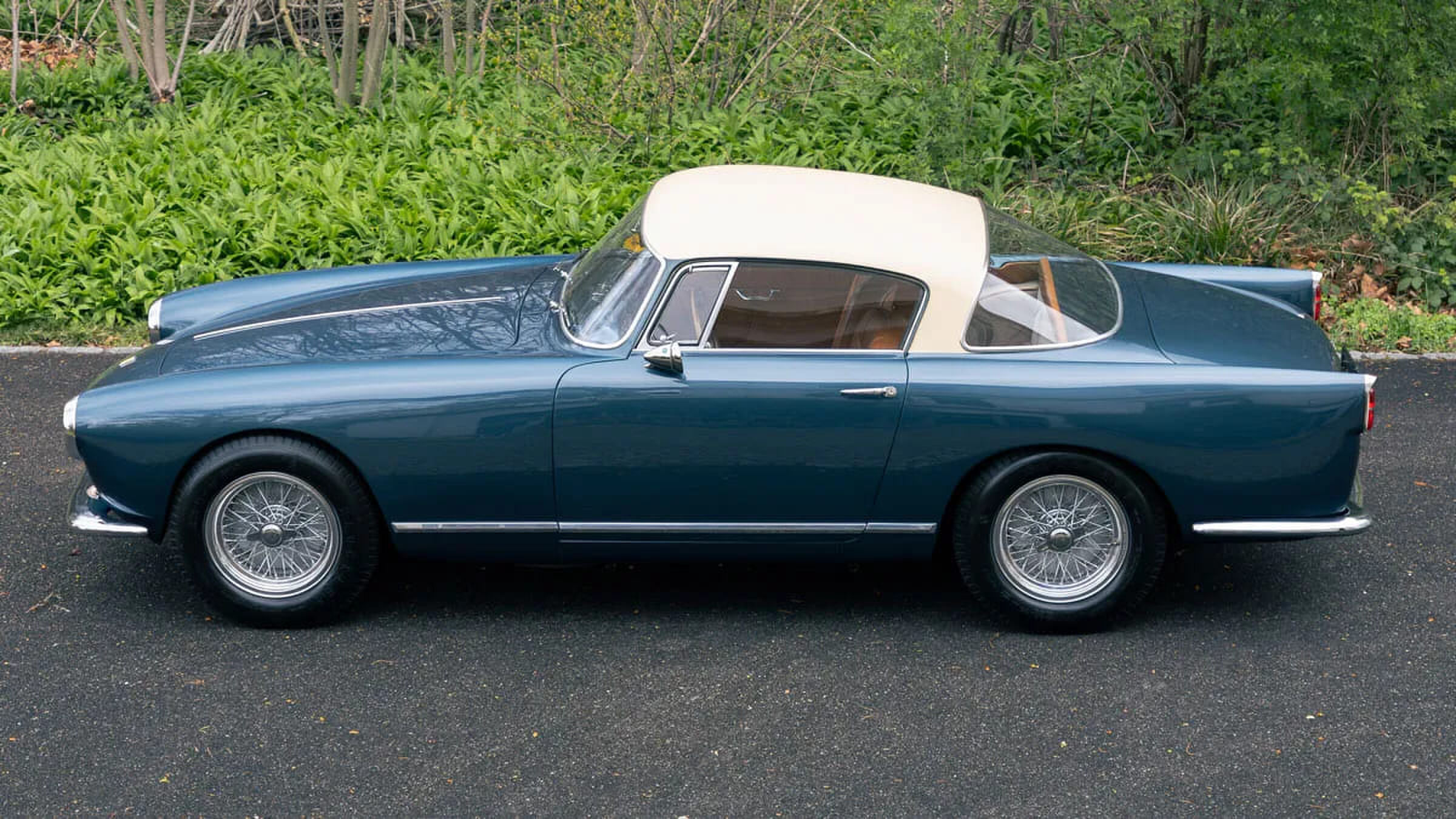 De zijkant van de Ferrari GT uit 1956