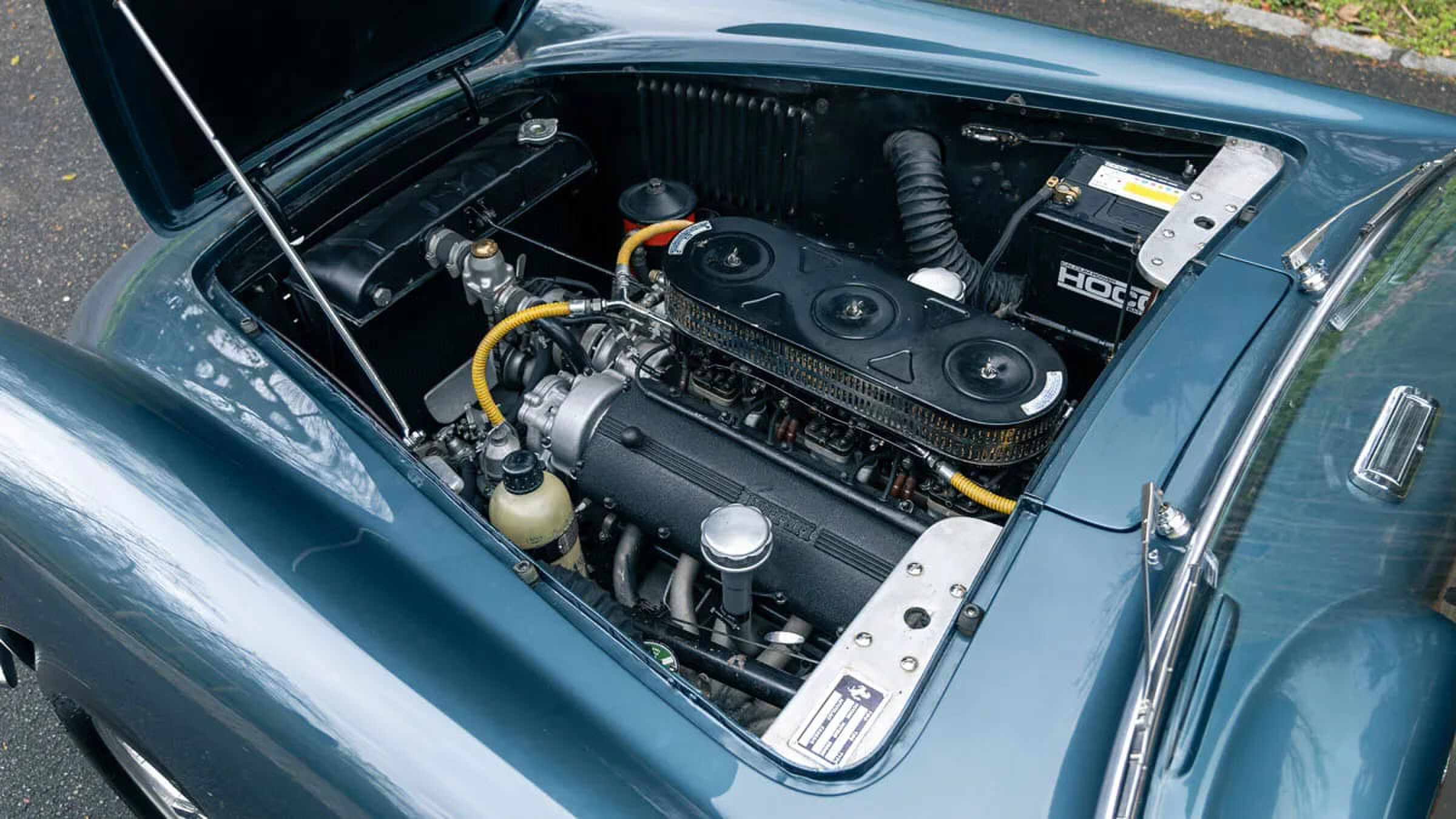 De motorkap van de Ferrari GT uit 1956