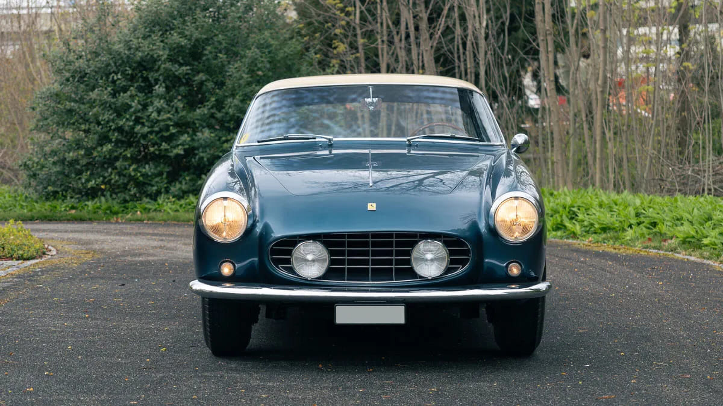 De voorzijde van de Ferrari GT uit 1956 