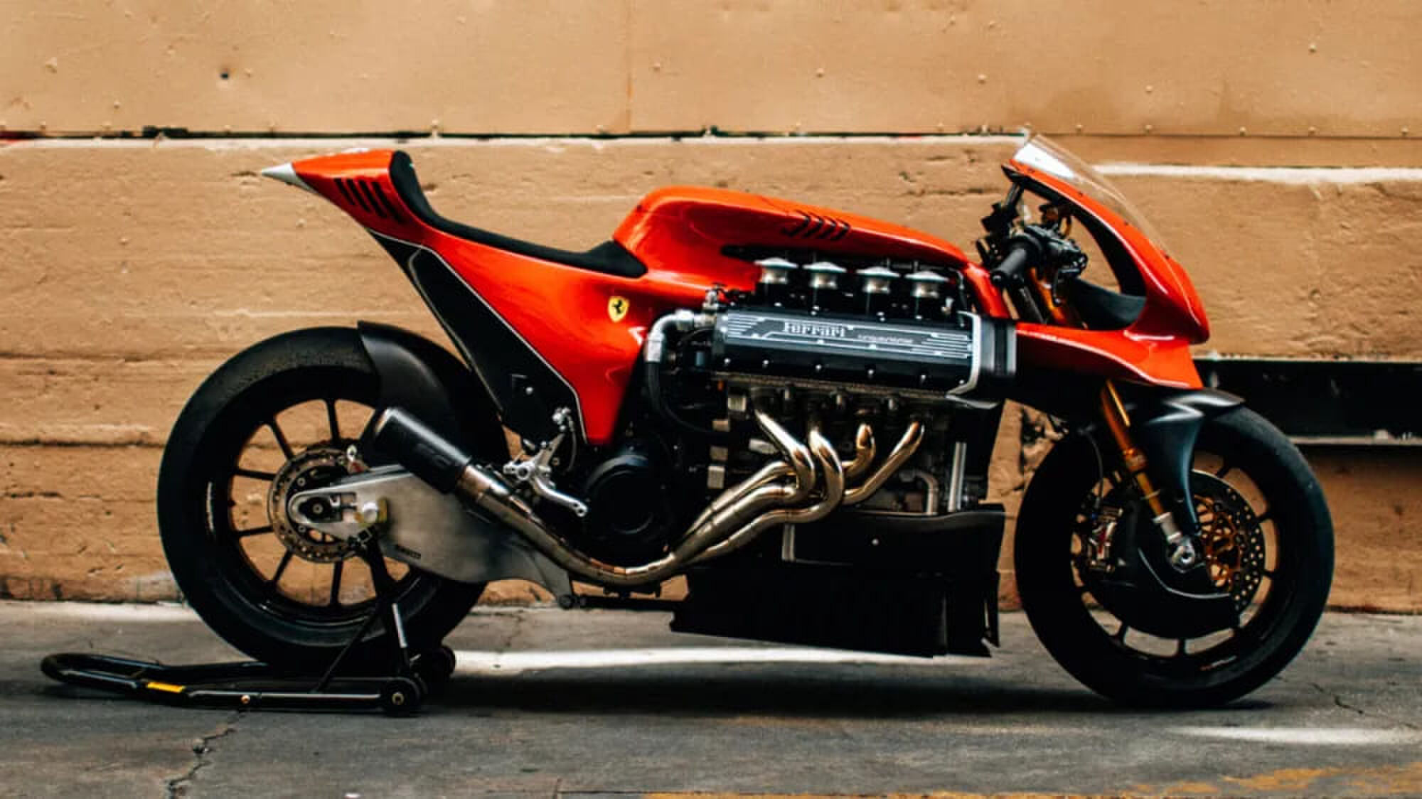 De motor met Ferrari-V8