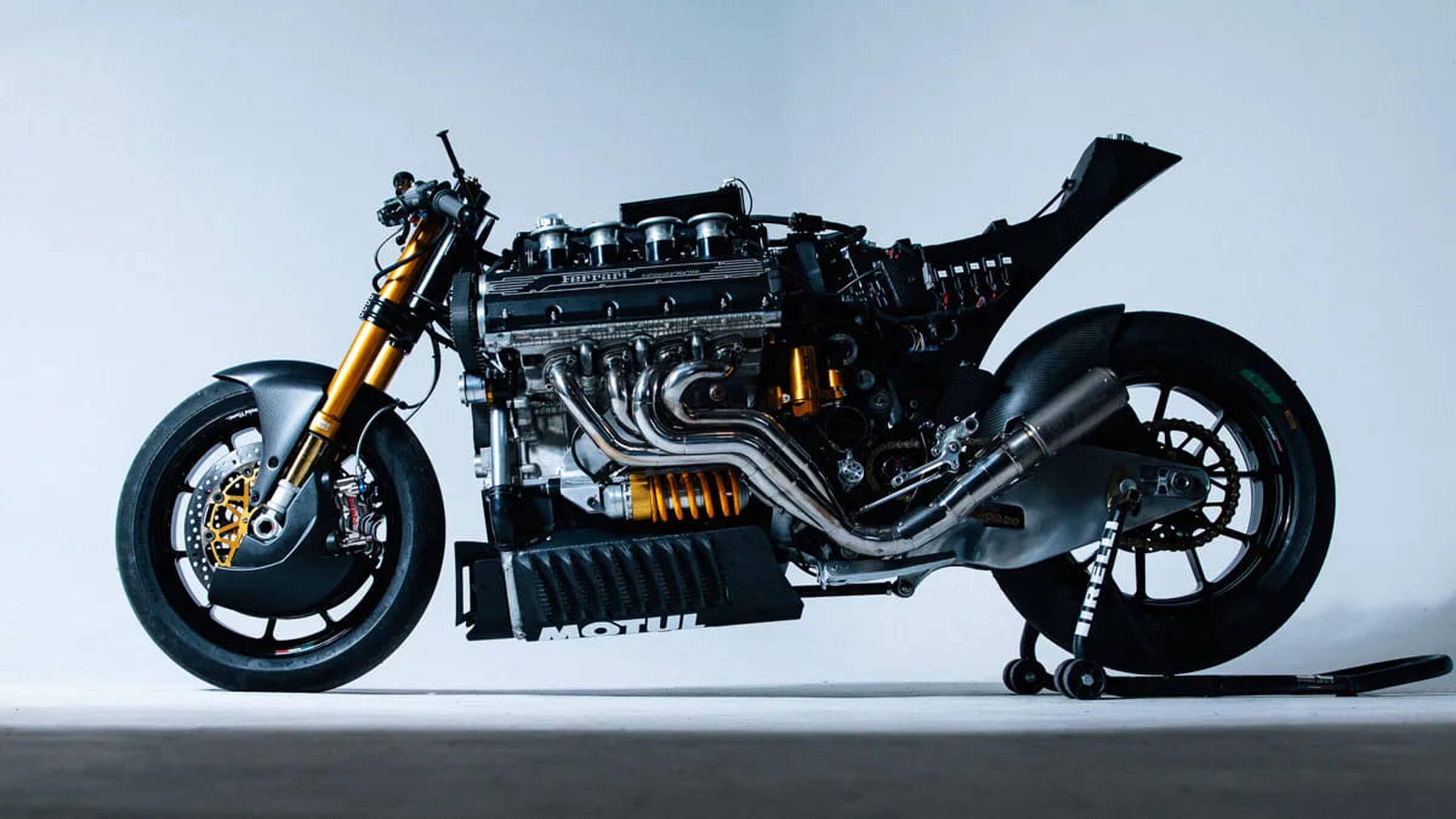 De motor met Ferrari-V8-motor