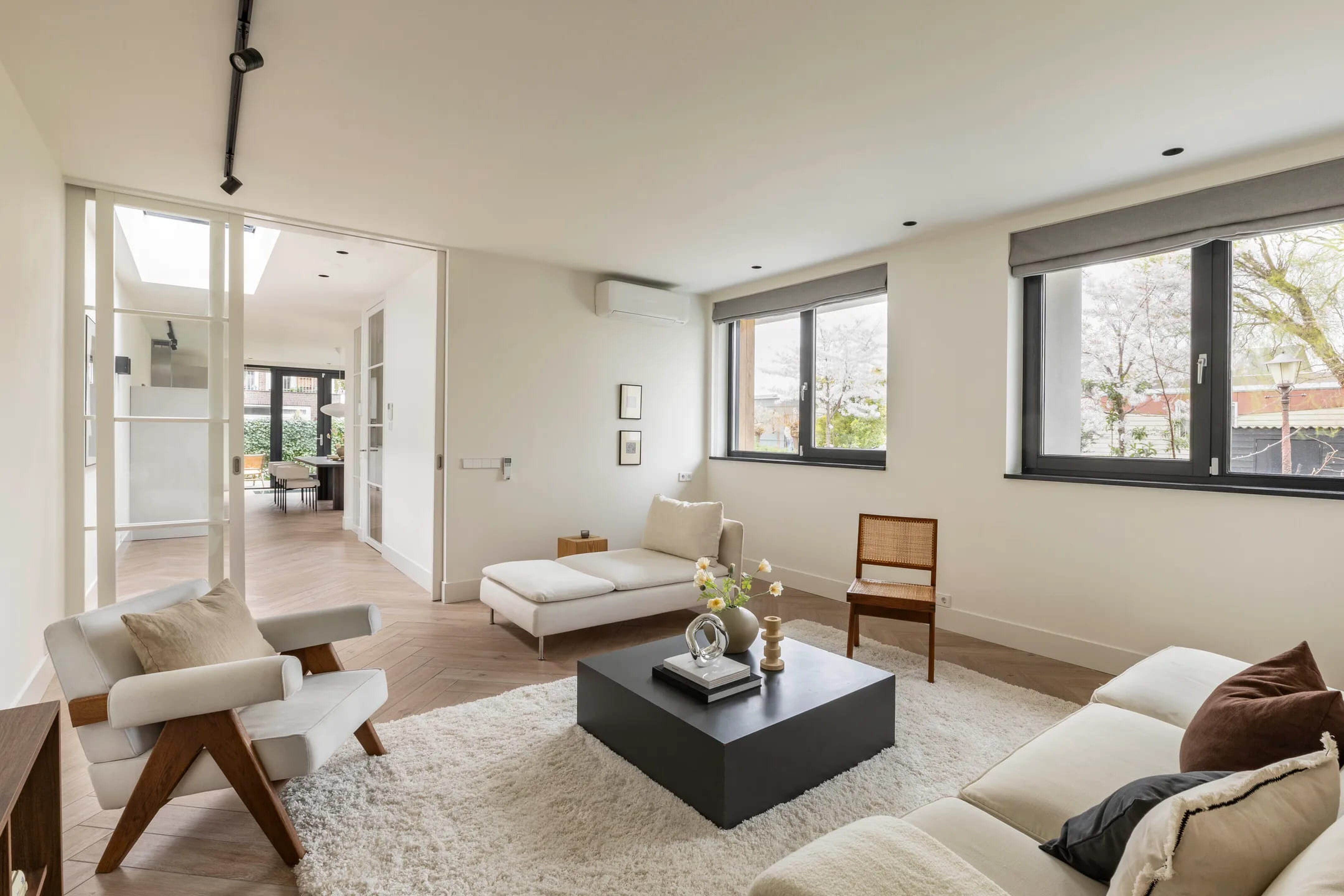 De woonkamer in de villa van Glennis Grace