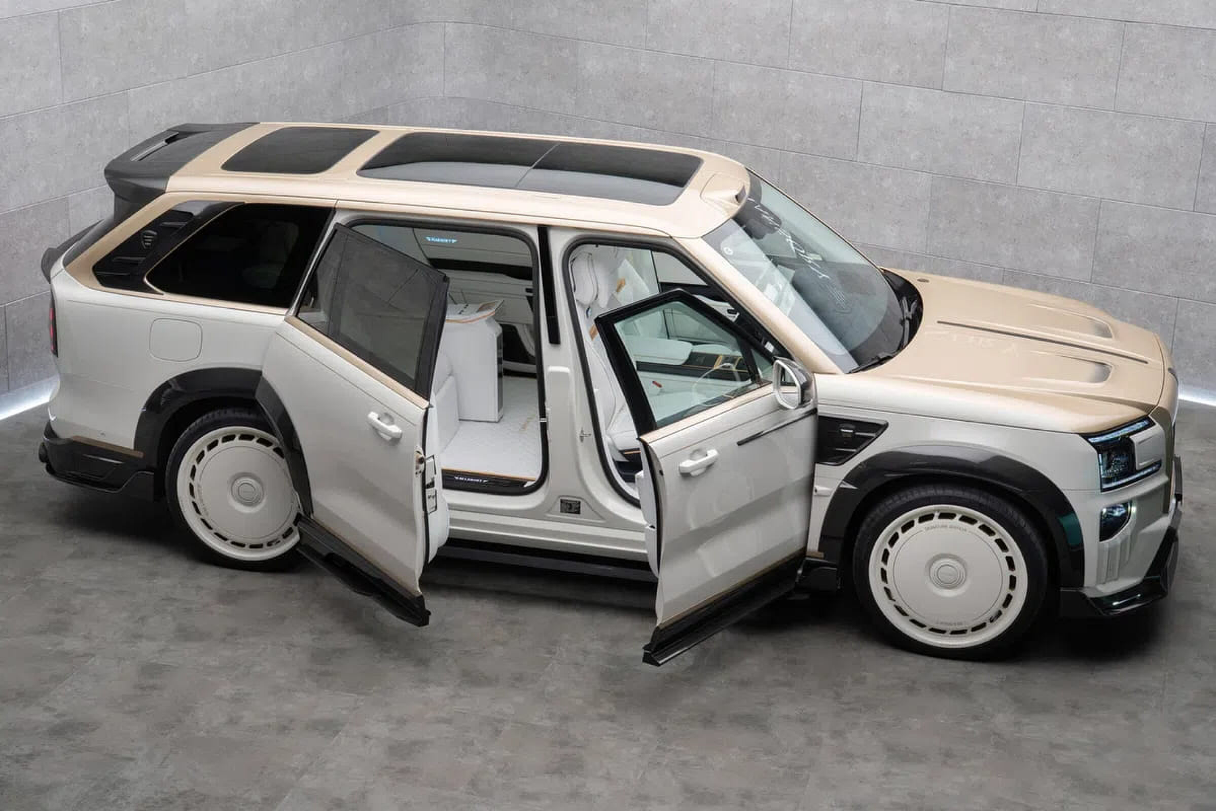 De Zeekr 9X die door MANSORY onder handen is genomen