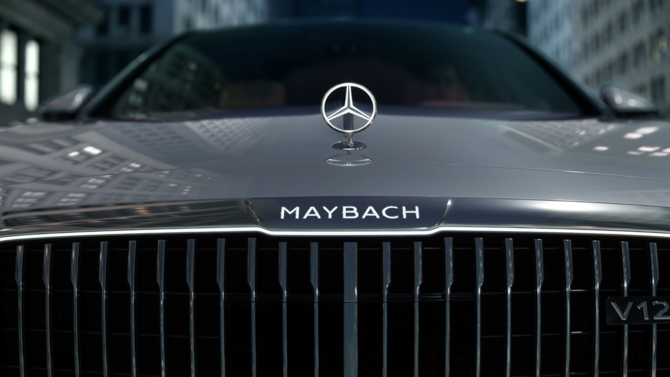 Een close-up van de Mercedes-Maybach bij The Devil Wears Prada