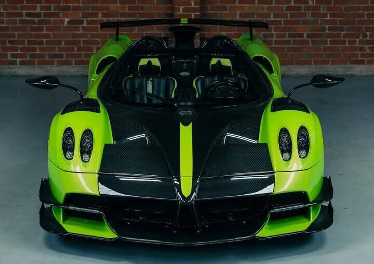 De Pagani in het groen van voren