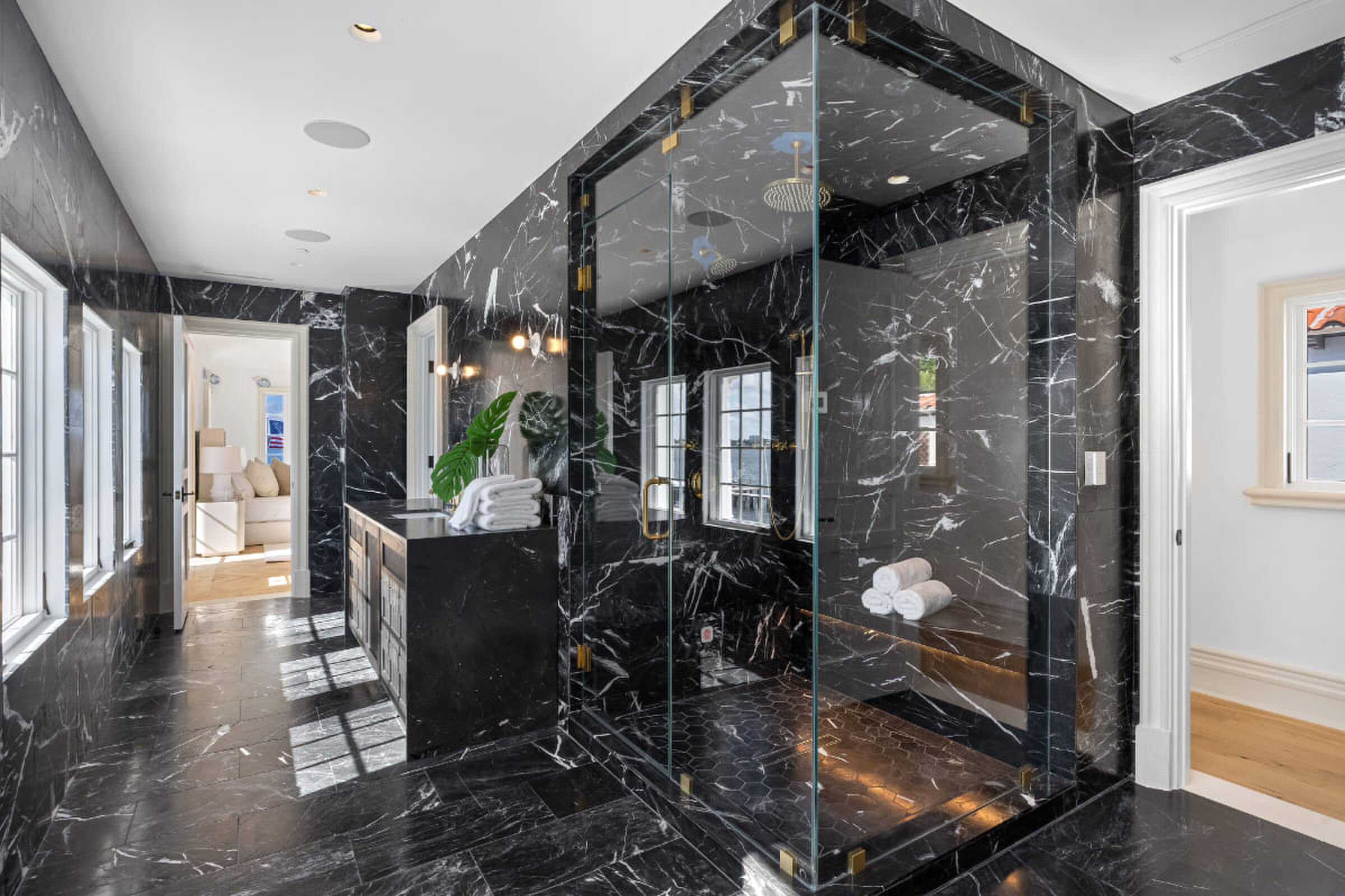De badkamer in de woning in Palm Beach