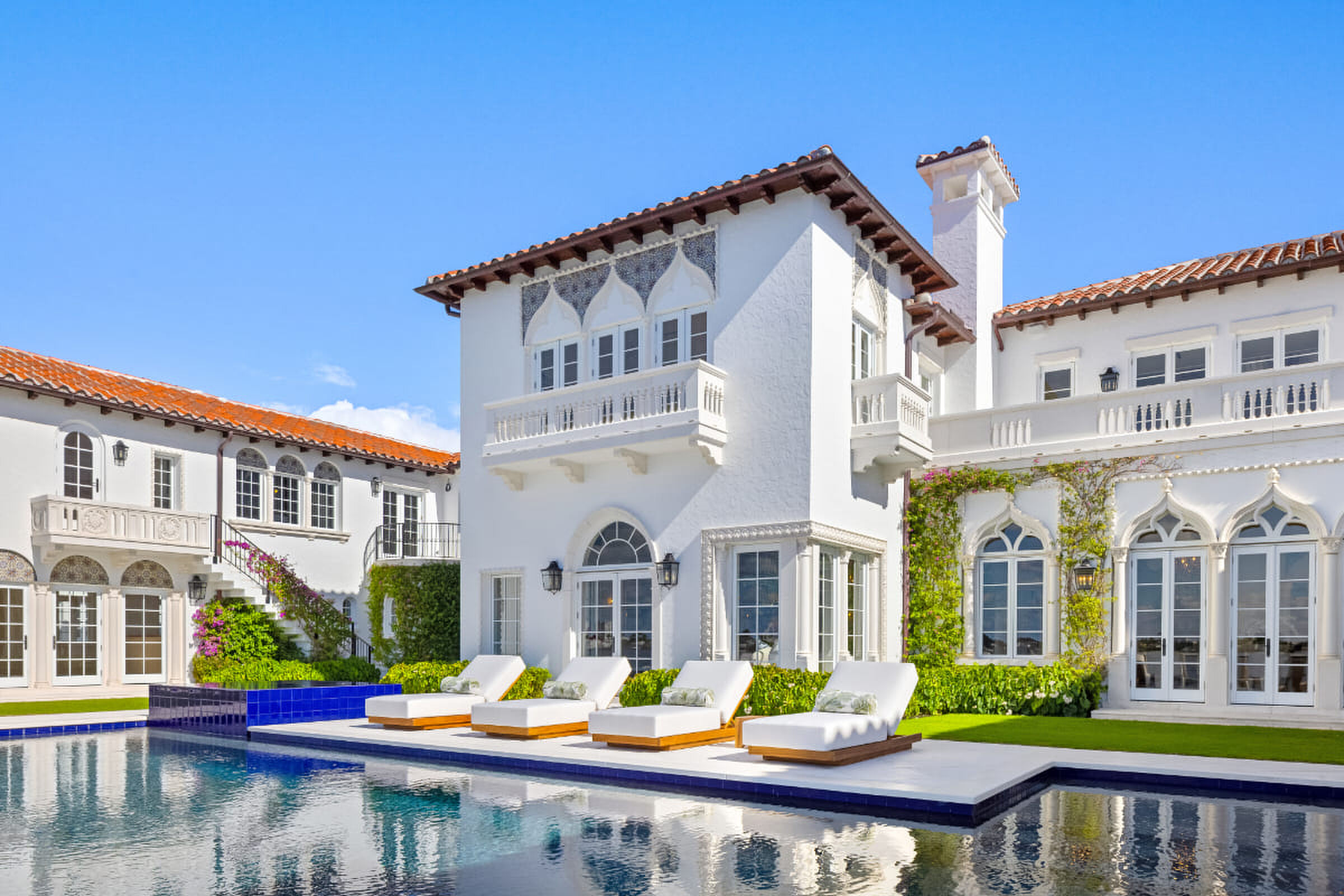 De zijkant van de woning in Palm Beach