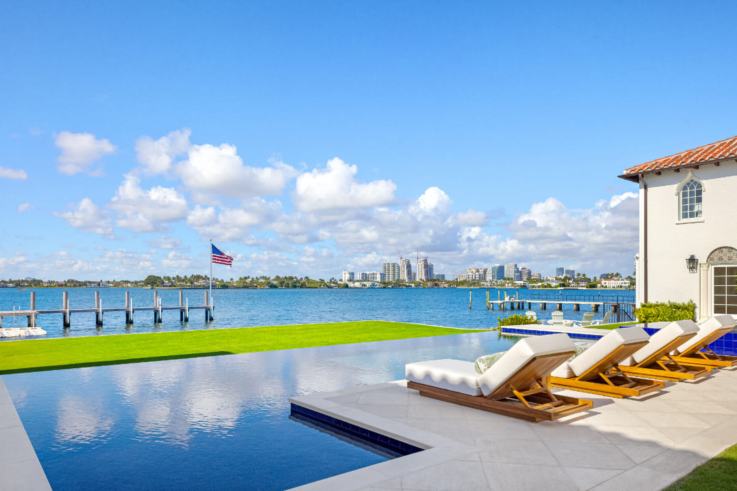 Het zwembad bij de woning in Palm Beach