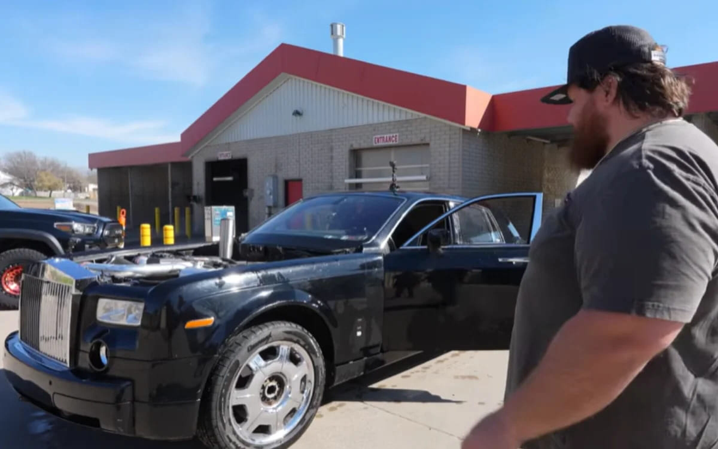 YouTuber Westen Champlin voor zijn Rolls-Royce met diesel
