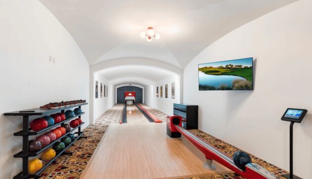 De bowlingbaan in de villa met airport
