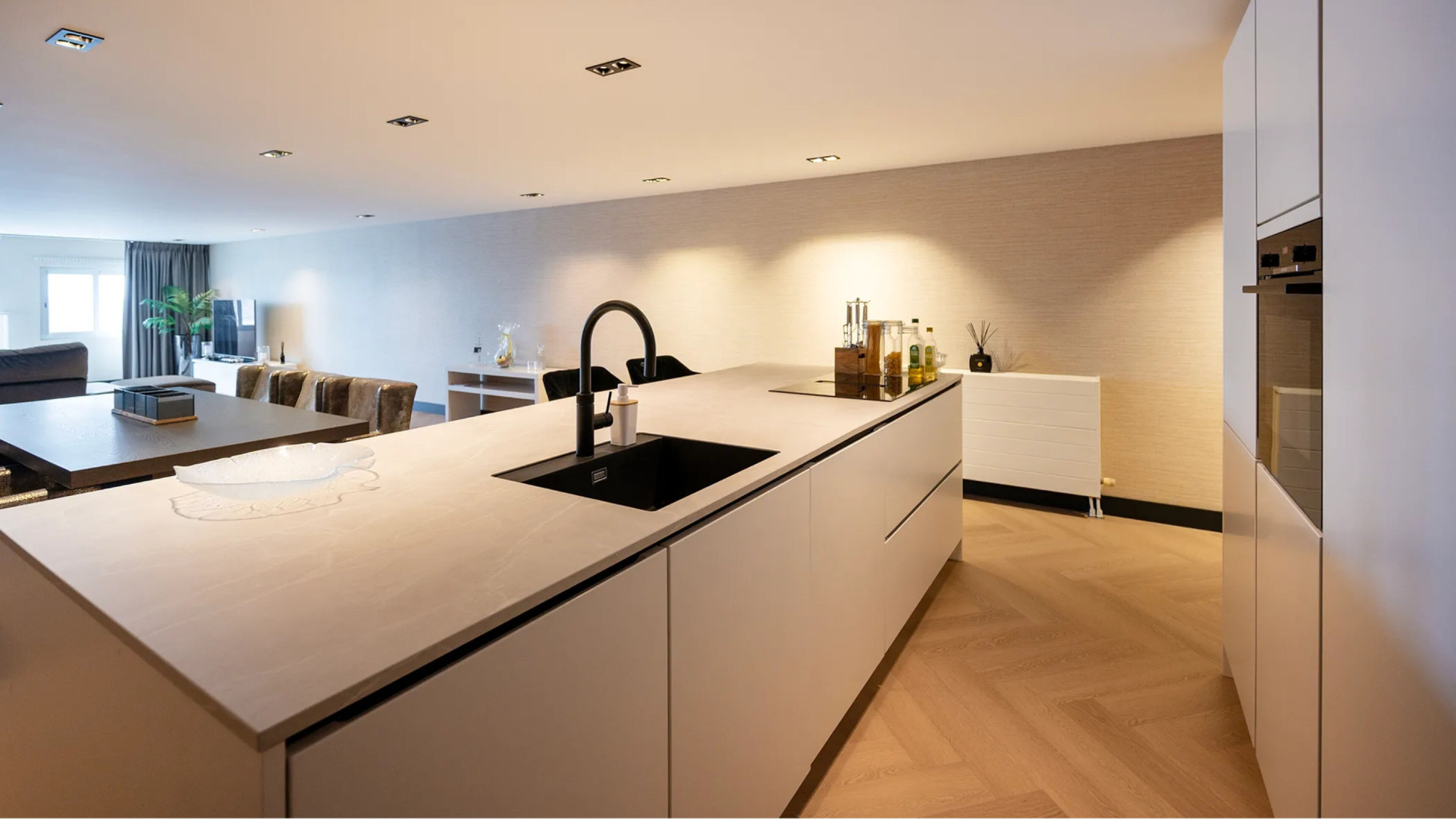 De keuken van de maisonnette van Steven Bergwijn in Almere