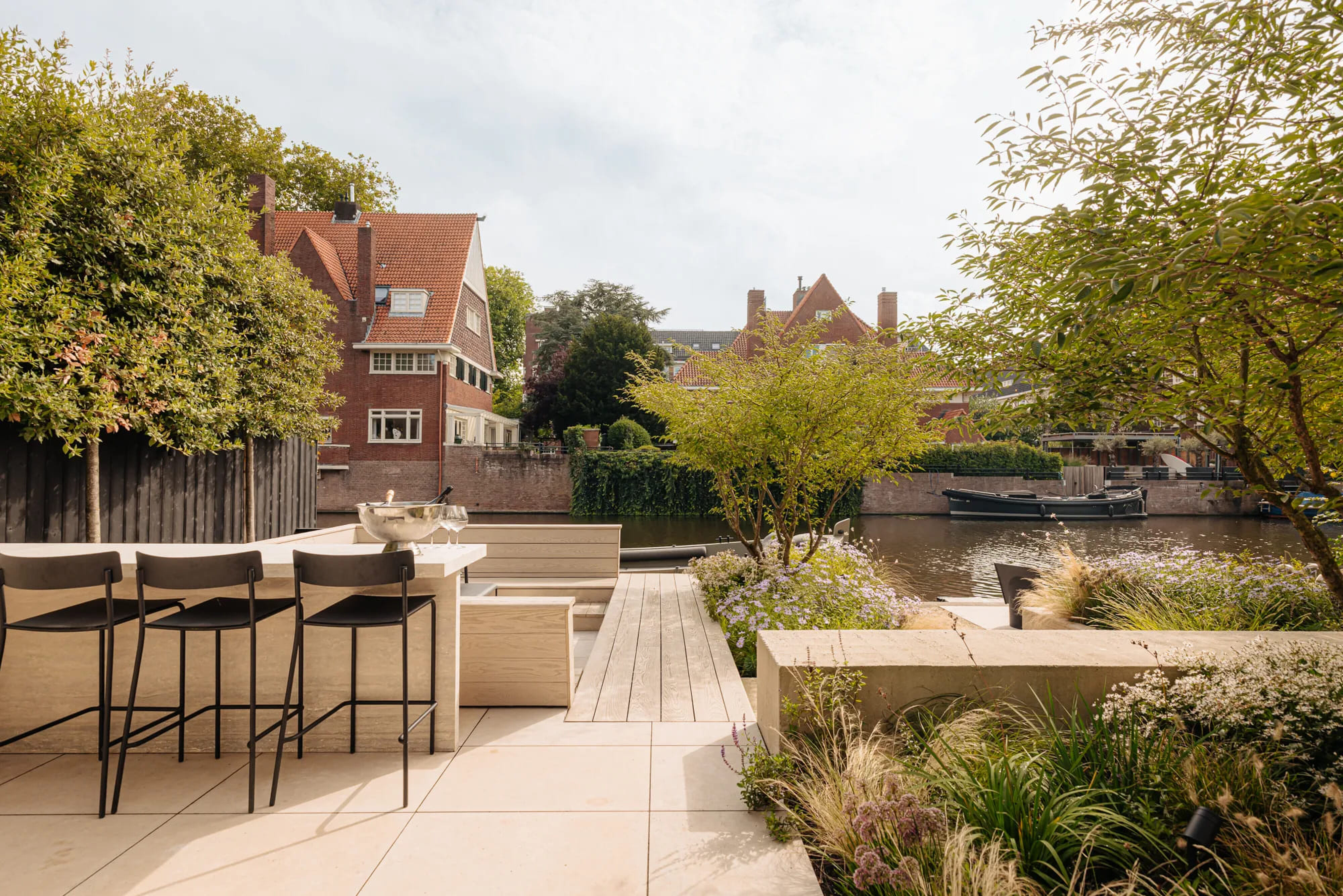 Het terras van de veredelde rijtjeswoning in Amsterdam