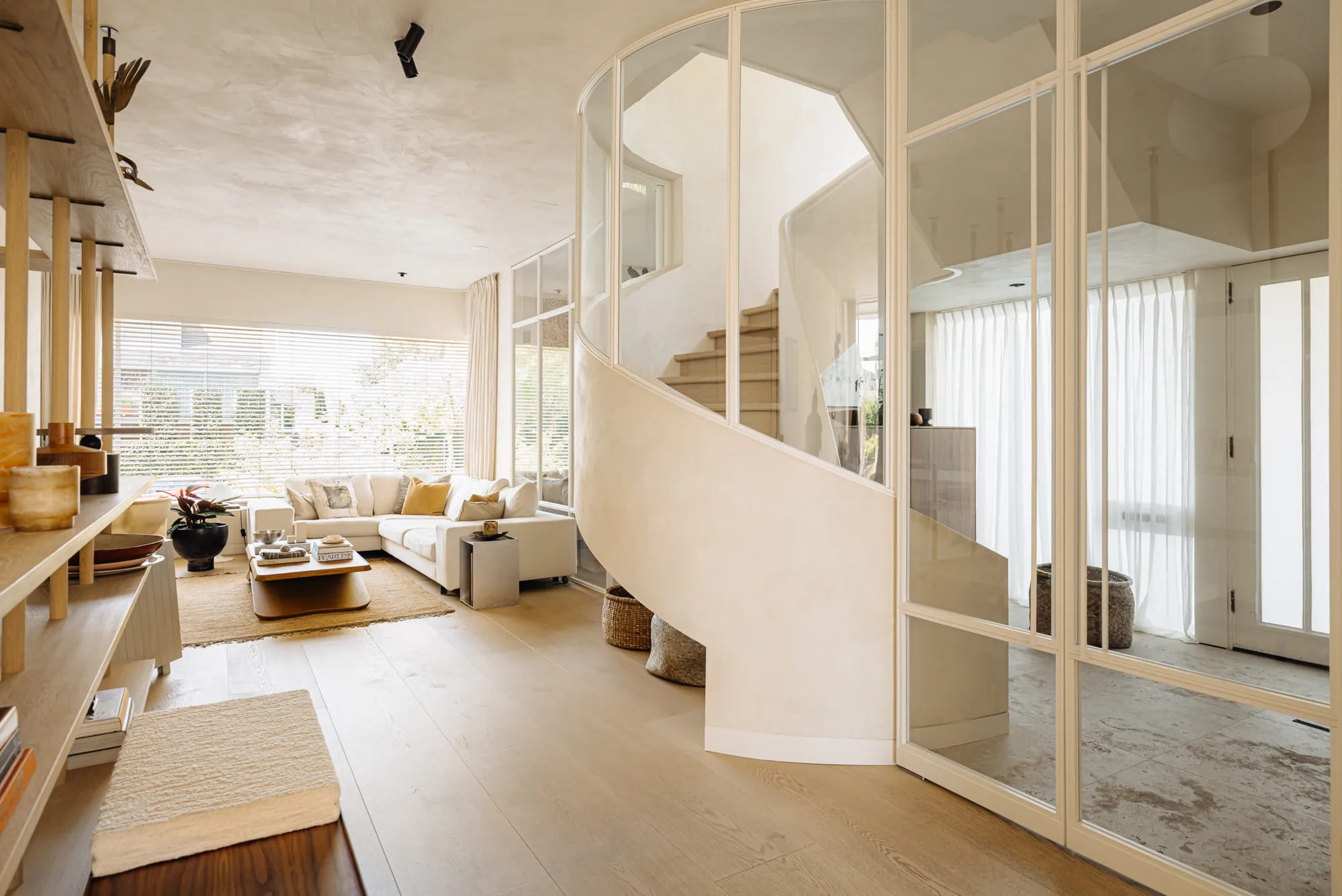 De woonkamer in de veredelde rijtjeswoning in Amsterdam