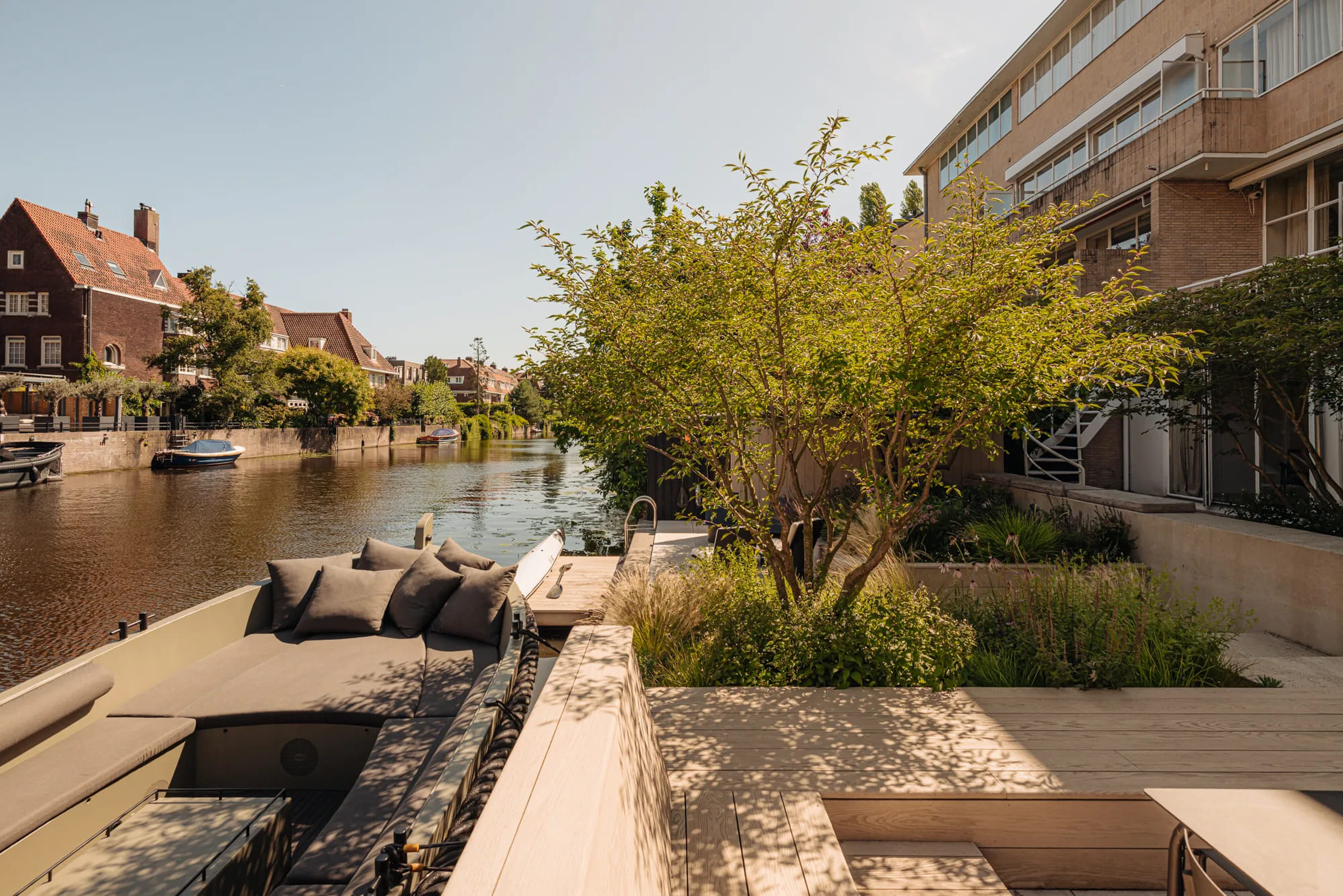 Het terras van de veredelde rijtjeswoning in Amsterdam