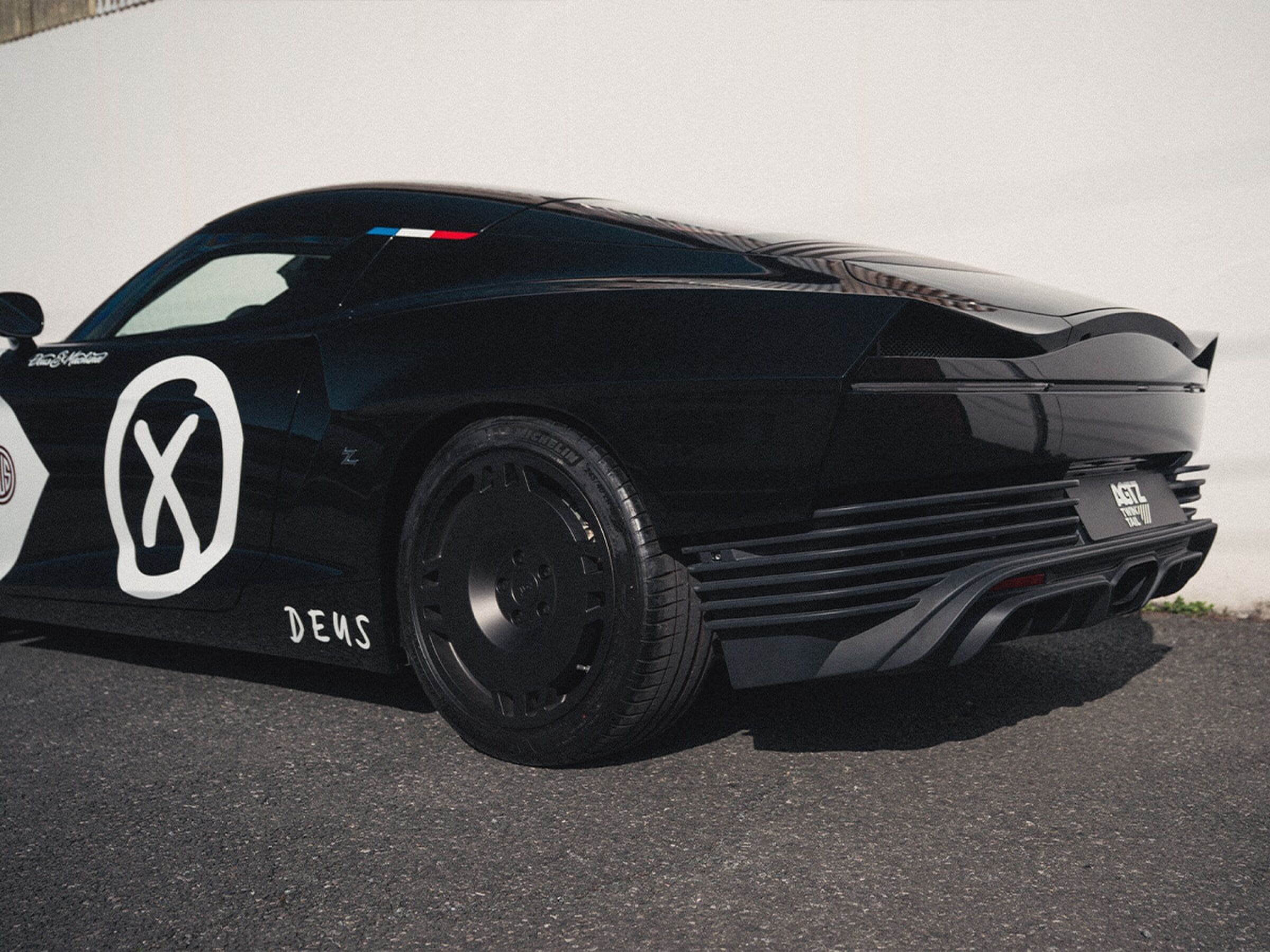 De achterkant en de zijkant van de Deus Ex Machina x Zagato AGTZ Twin Tail