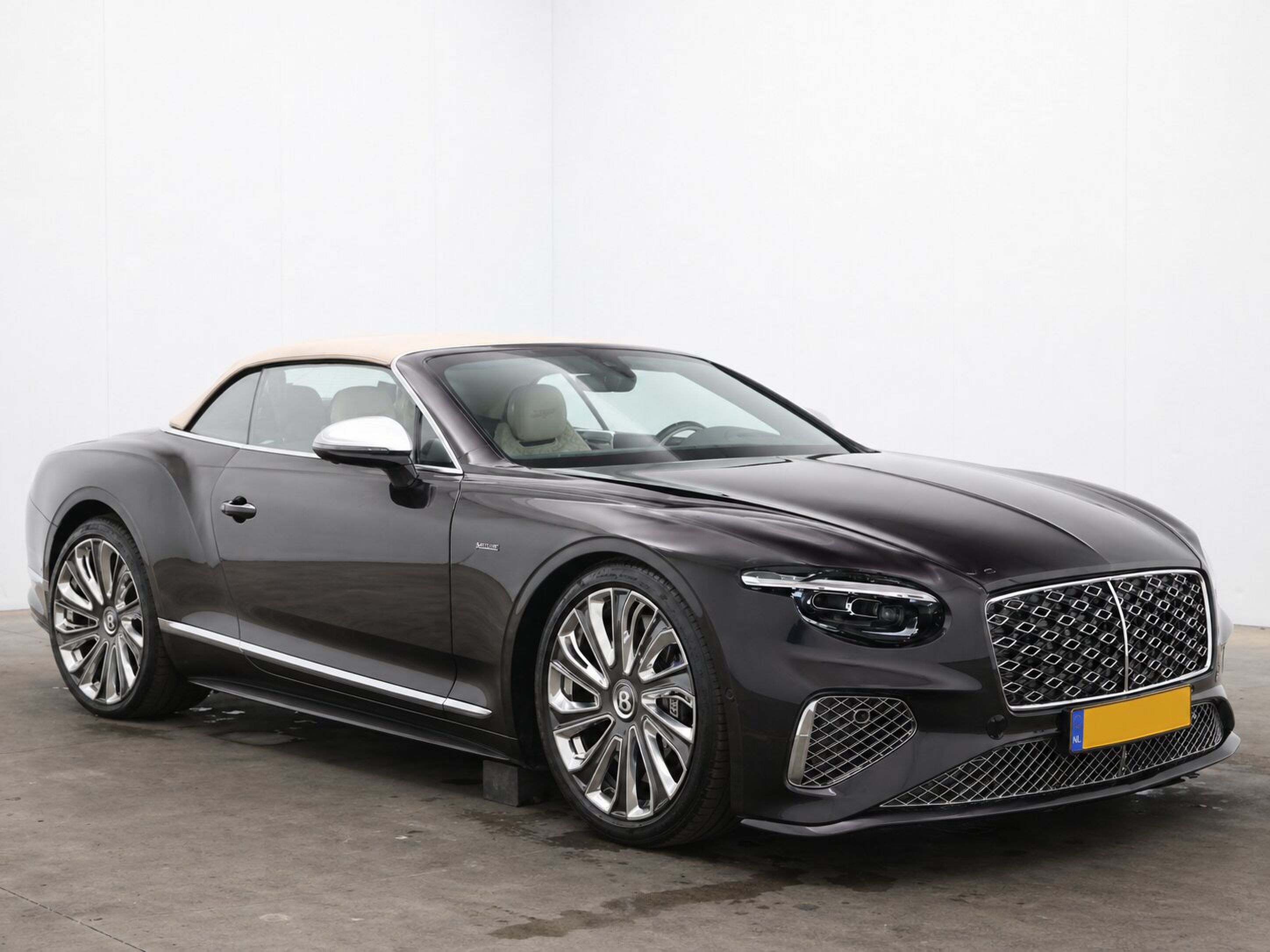 De Bentley met schade 