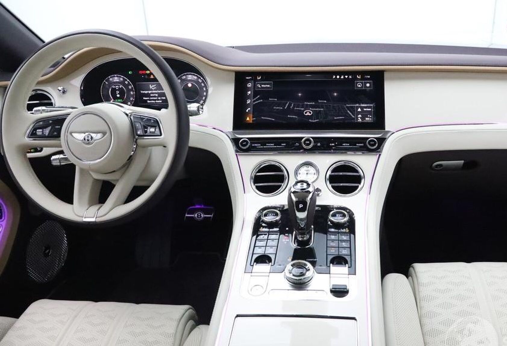Het interieur van de zwaar beschadigde Bentley
