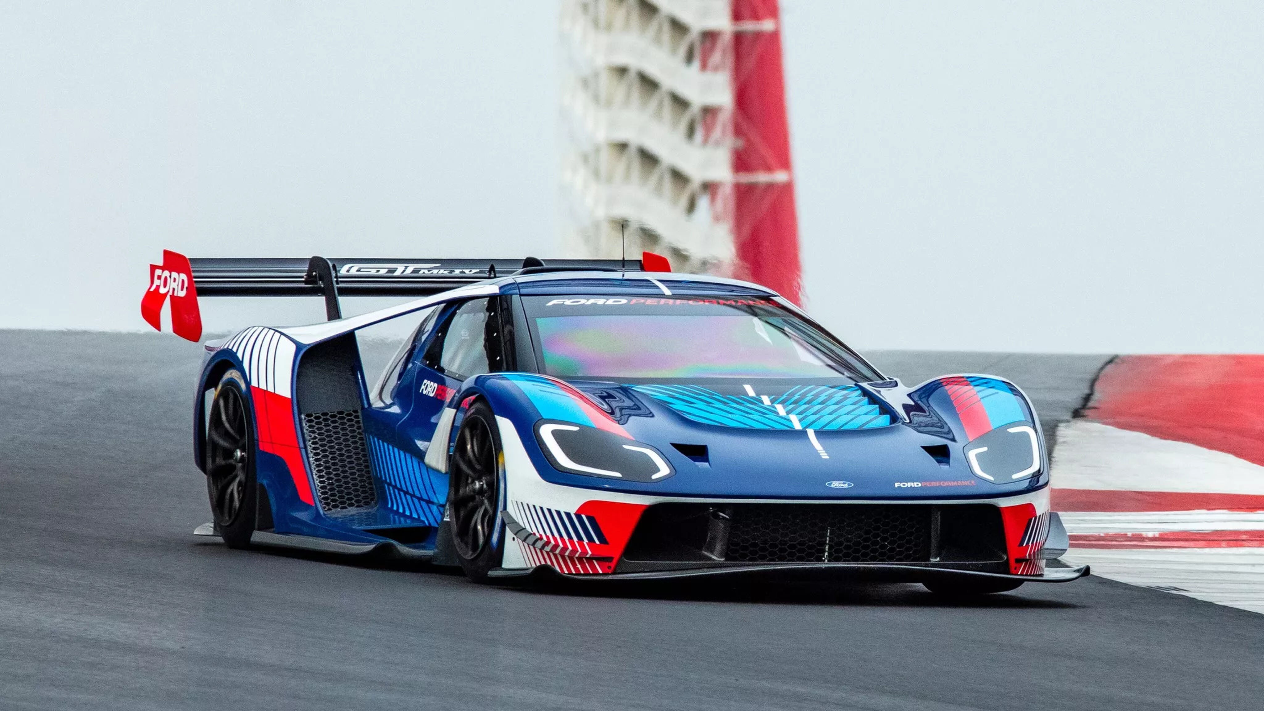 De voorkant van de Ford GT MK VI