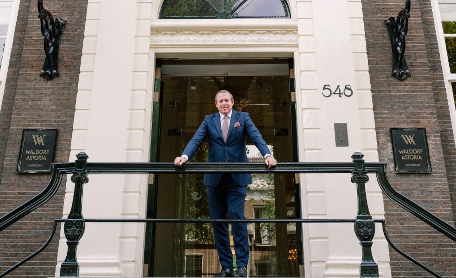 Jeroen Werdm&ouml;lder voor de entree van het Waldorf Astoria Amsterdam