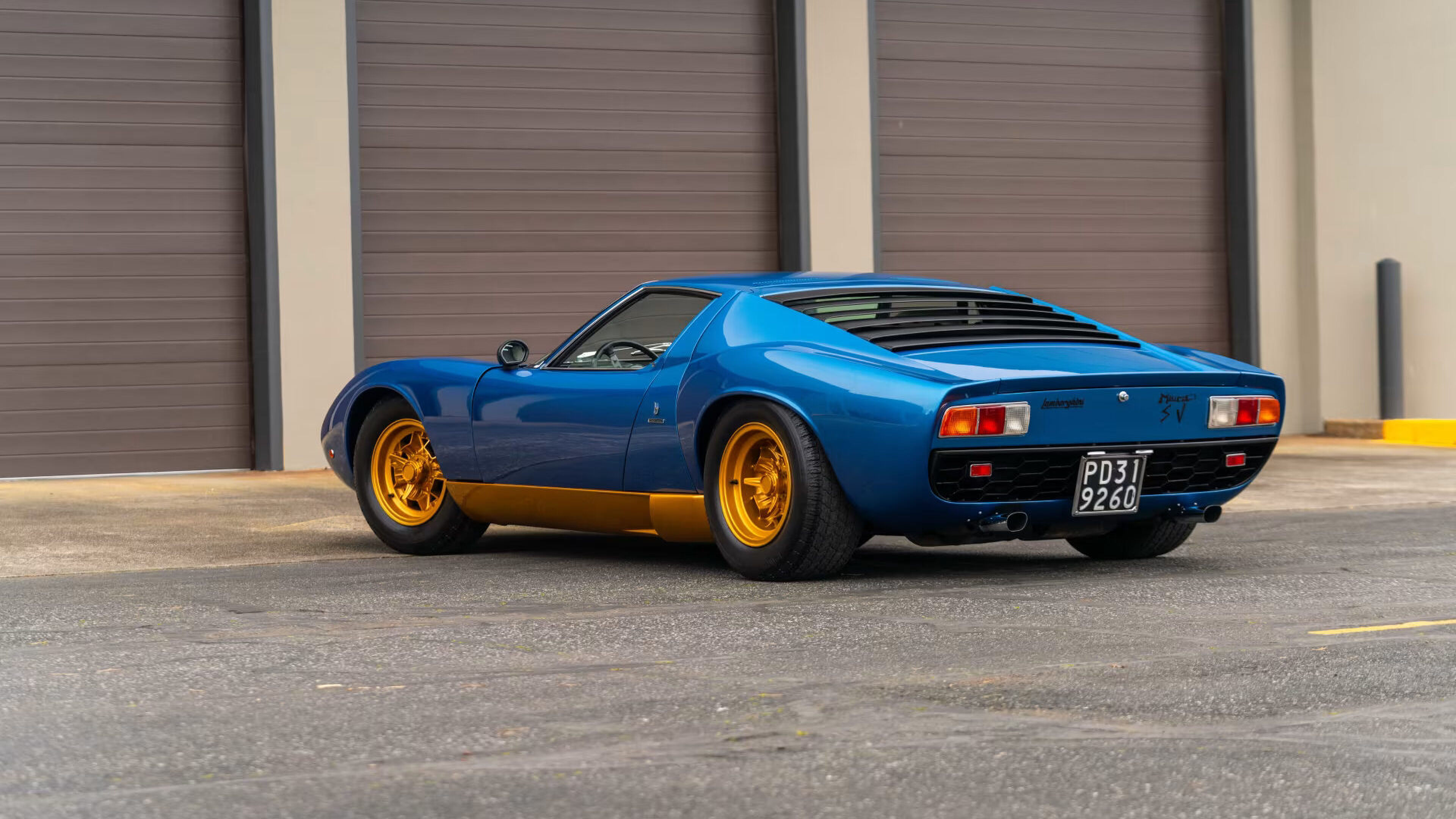 De achterkant van de 1972 Lamborghini Miura P400 SV

