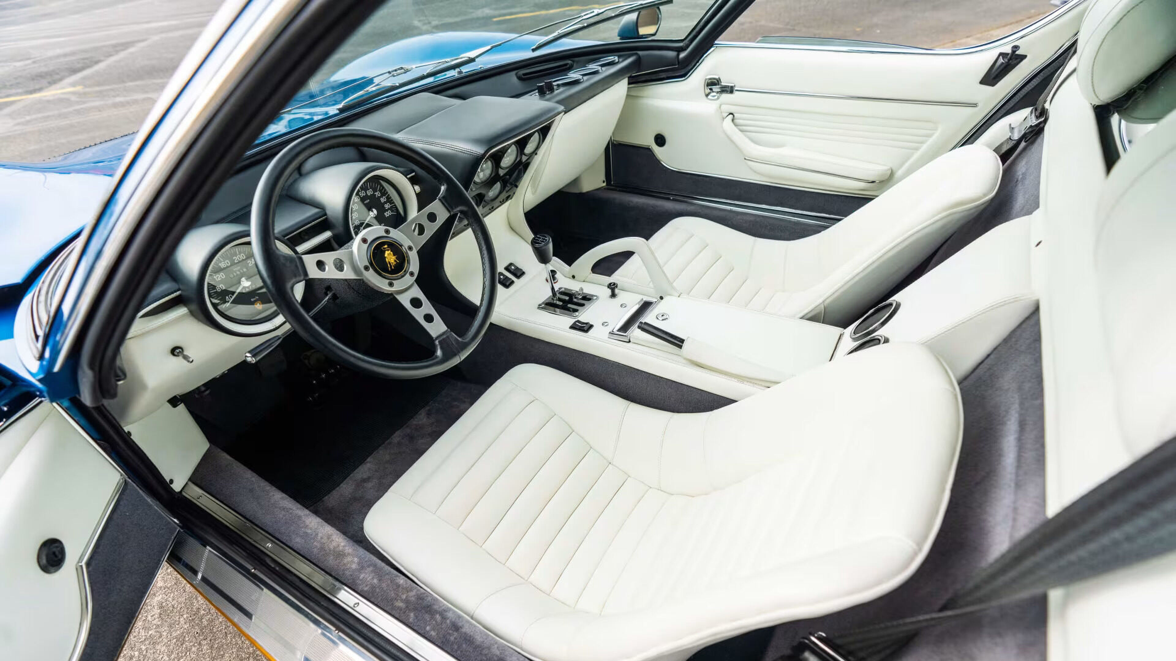 Het interieur van de 1972 Lamborghini Miura P400 SV
