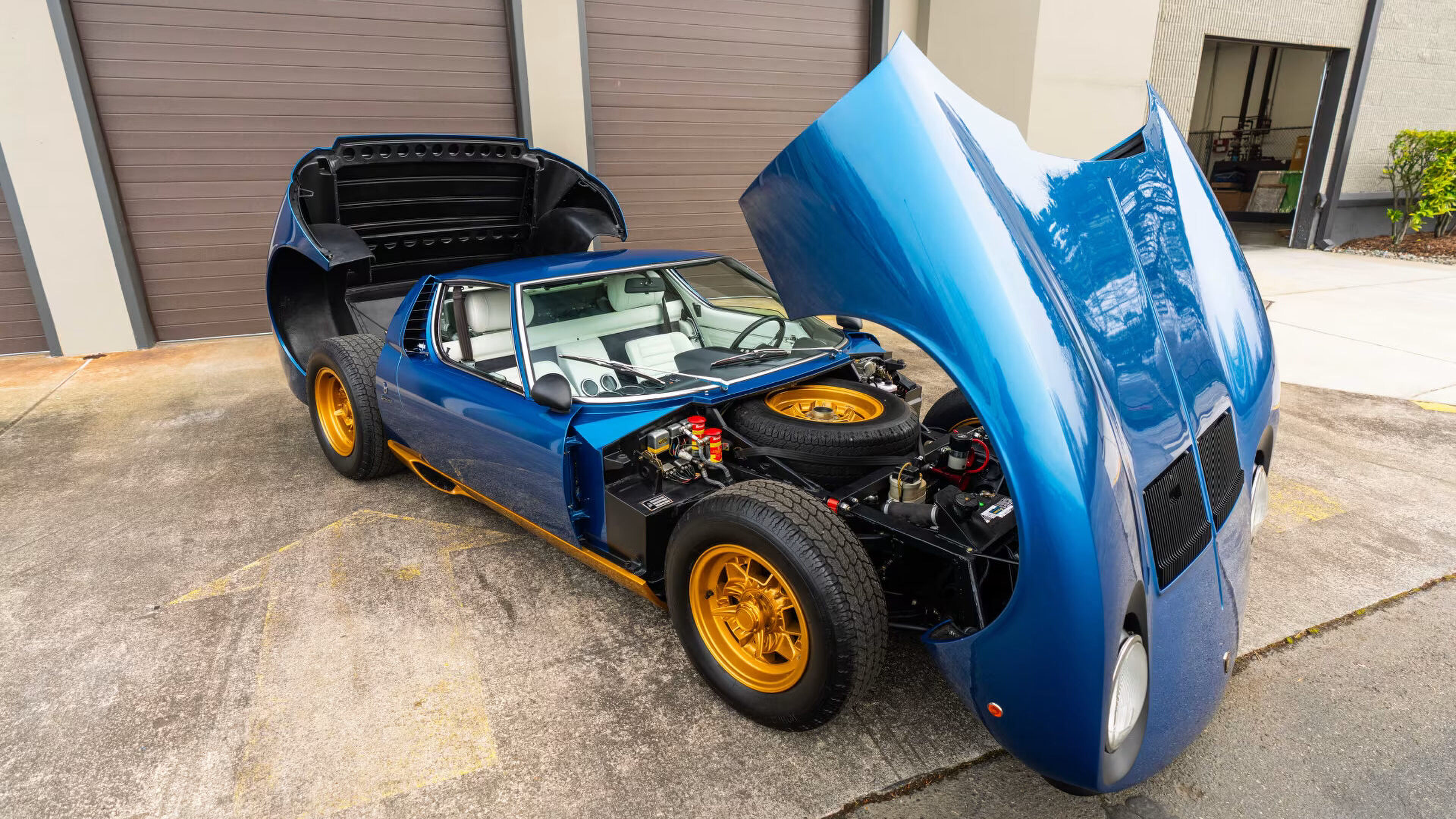 De motor van de 1972 Lamborghini Miura P400 SV
