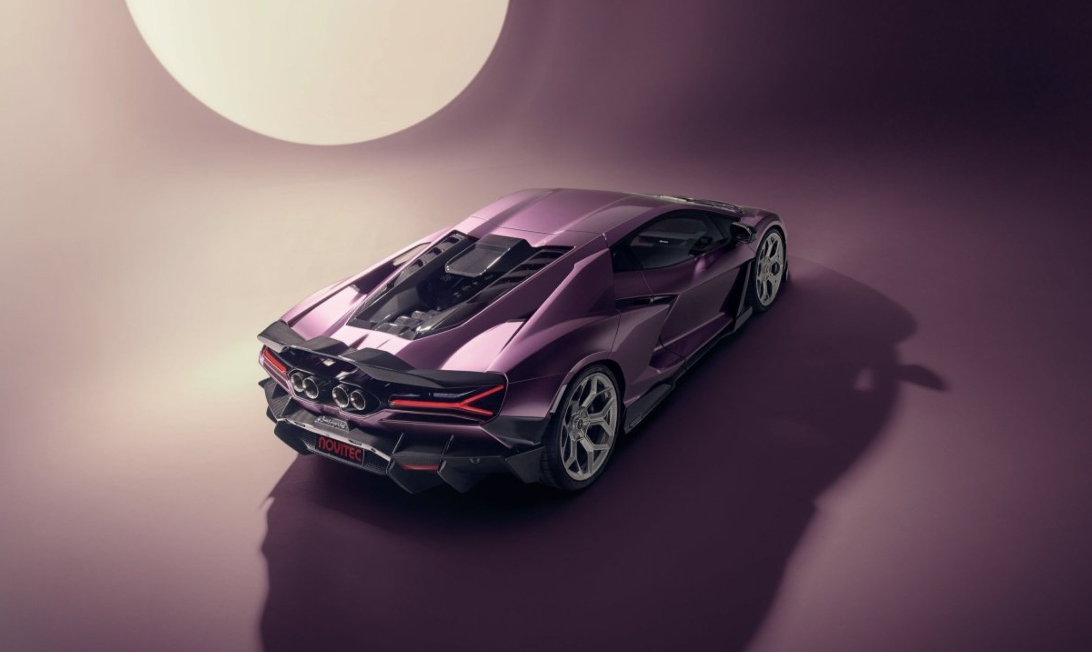 De achterzijde van de door Novitec onder handen genomen Lamborghini Revuelto