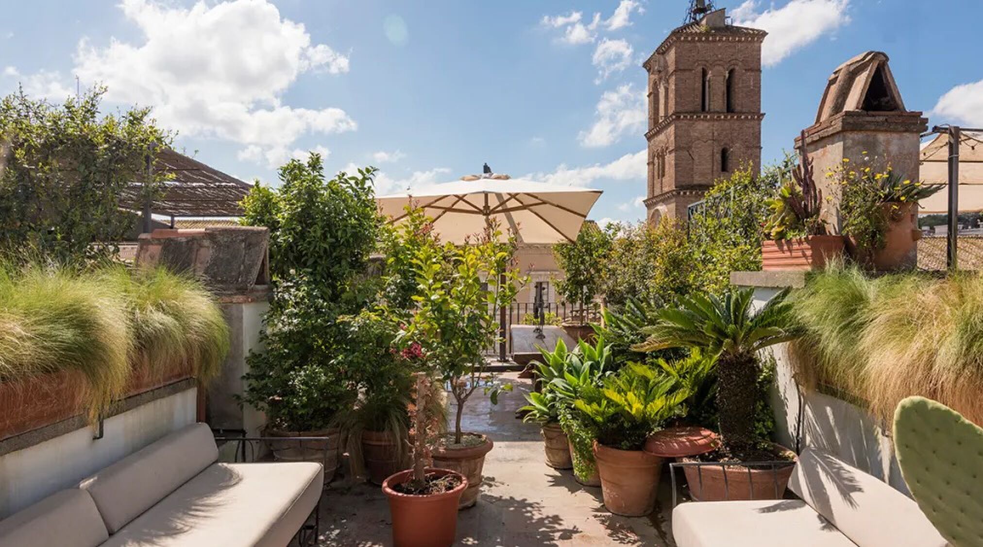 Het dakterras van het penthouse in Rome