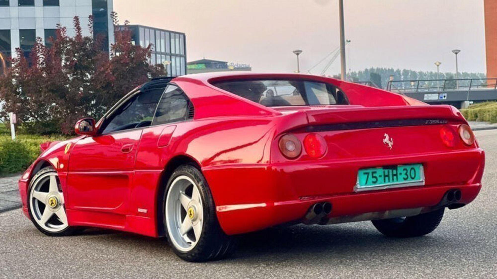 De naar een Ferrari F355 omgebouwde Toyota MR2 die op Marktplaats te koop werd aangeboden
