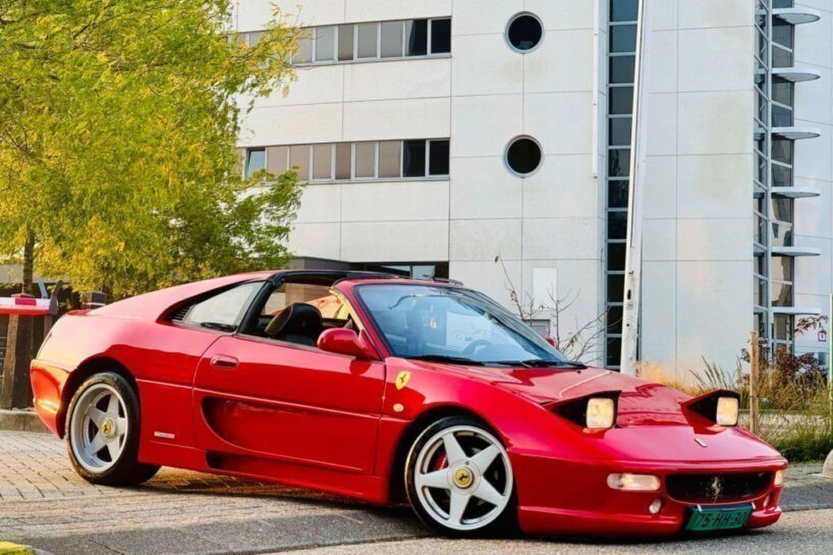 De naar een Ferrari F355 omgebouwde Toyota MR2 die op Marktplaats te koop werd aangeboden