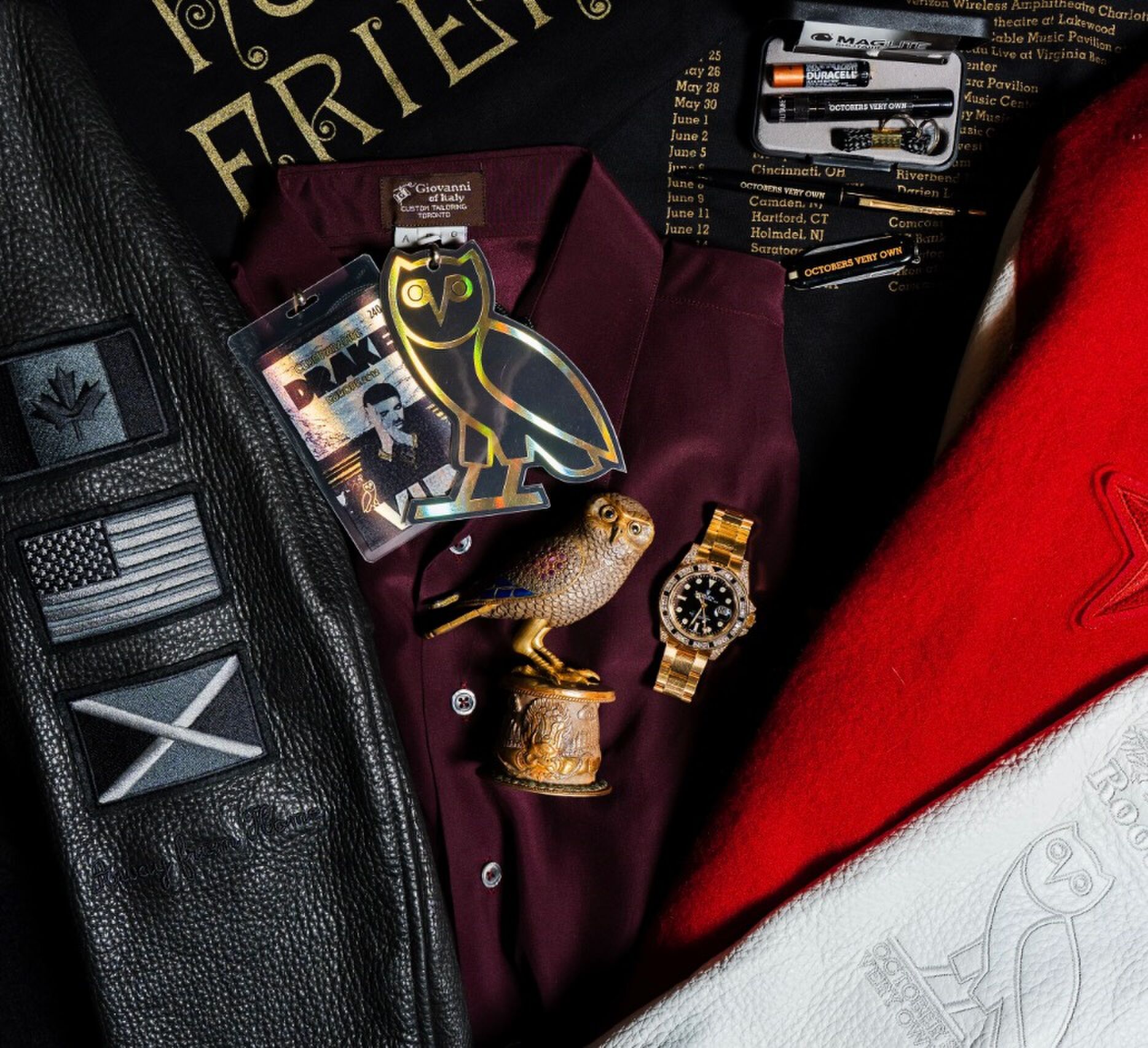 De memoribilia die bij de Rolex die door Drake werd gedragen worden geleverd