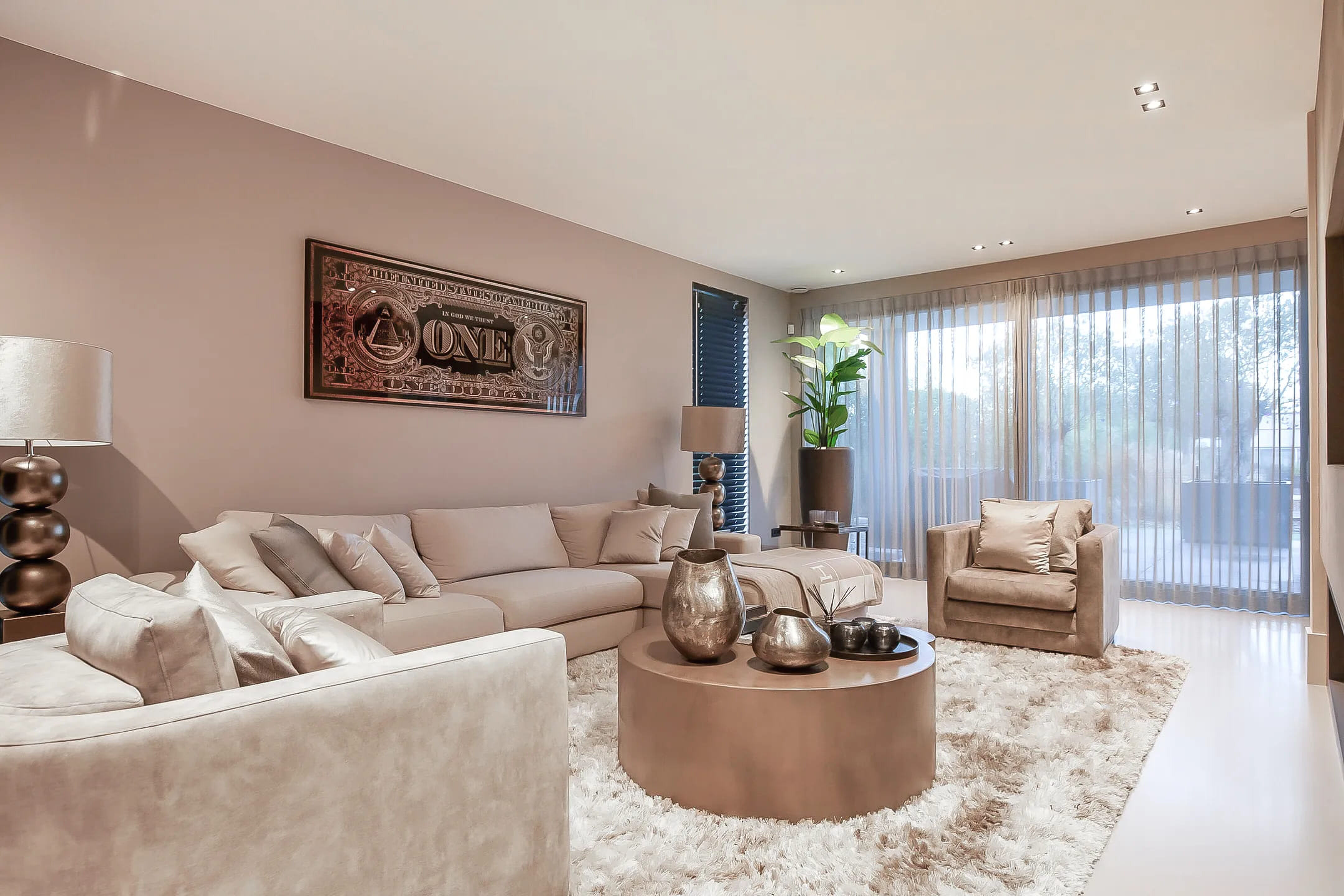 De woonkamer van de villa in Aalsmeer
