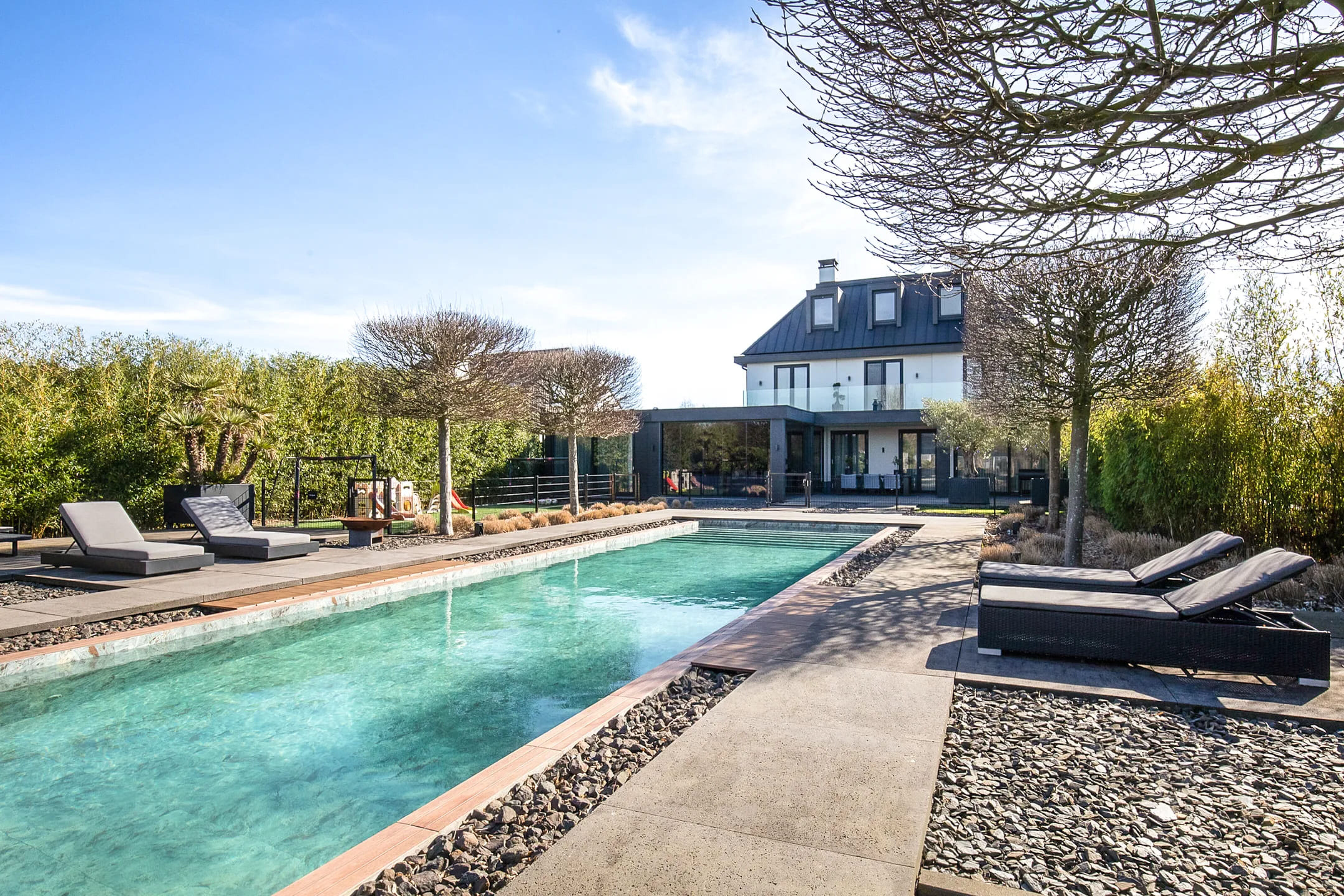 Het zwembad van de villa in Aalsmeer