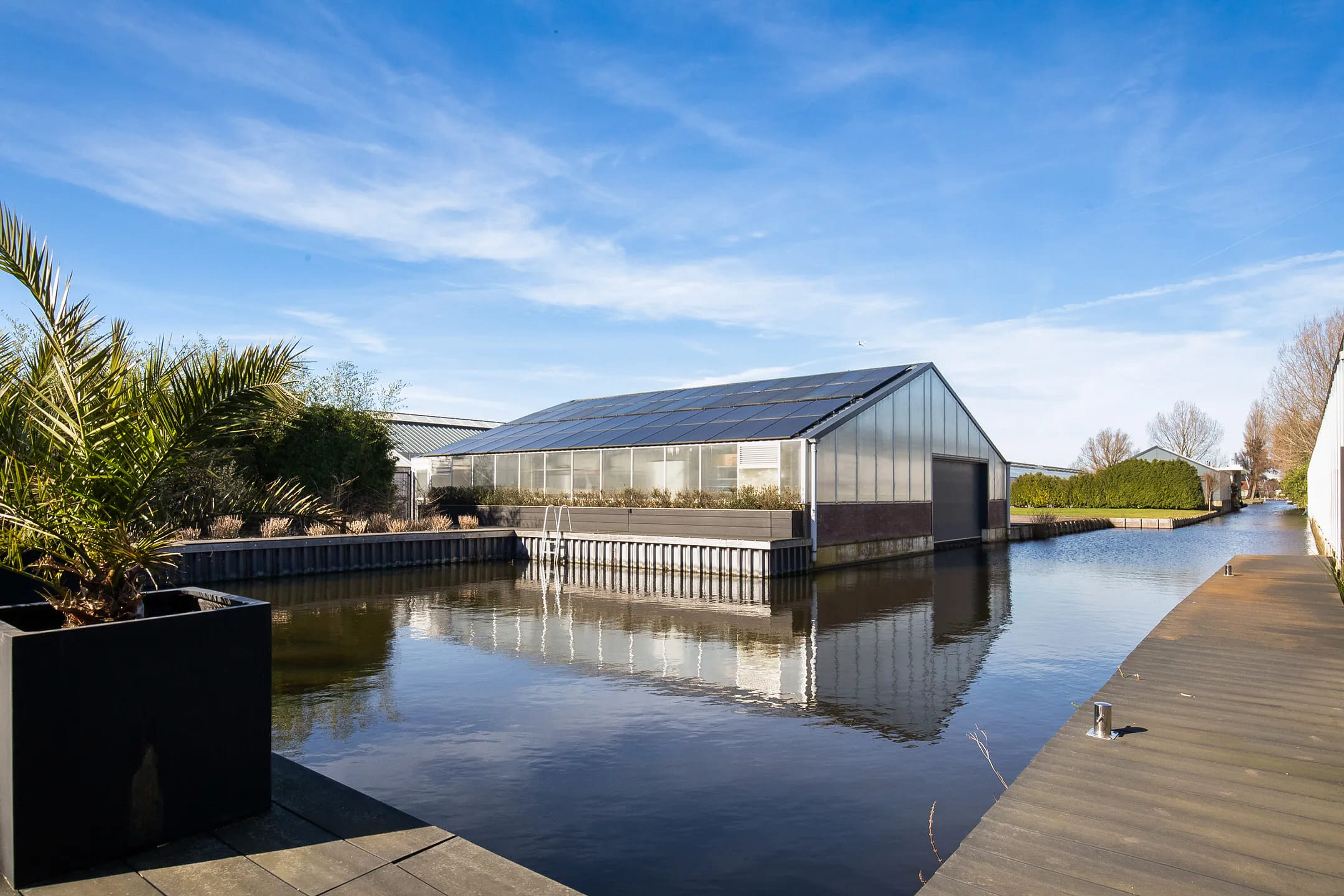 Het boothuis van de villa in Aalsmeer