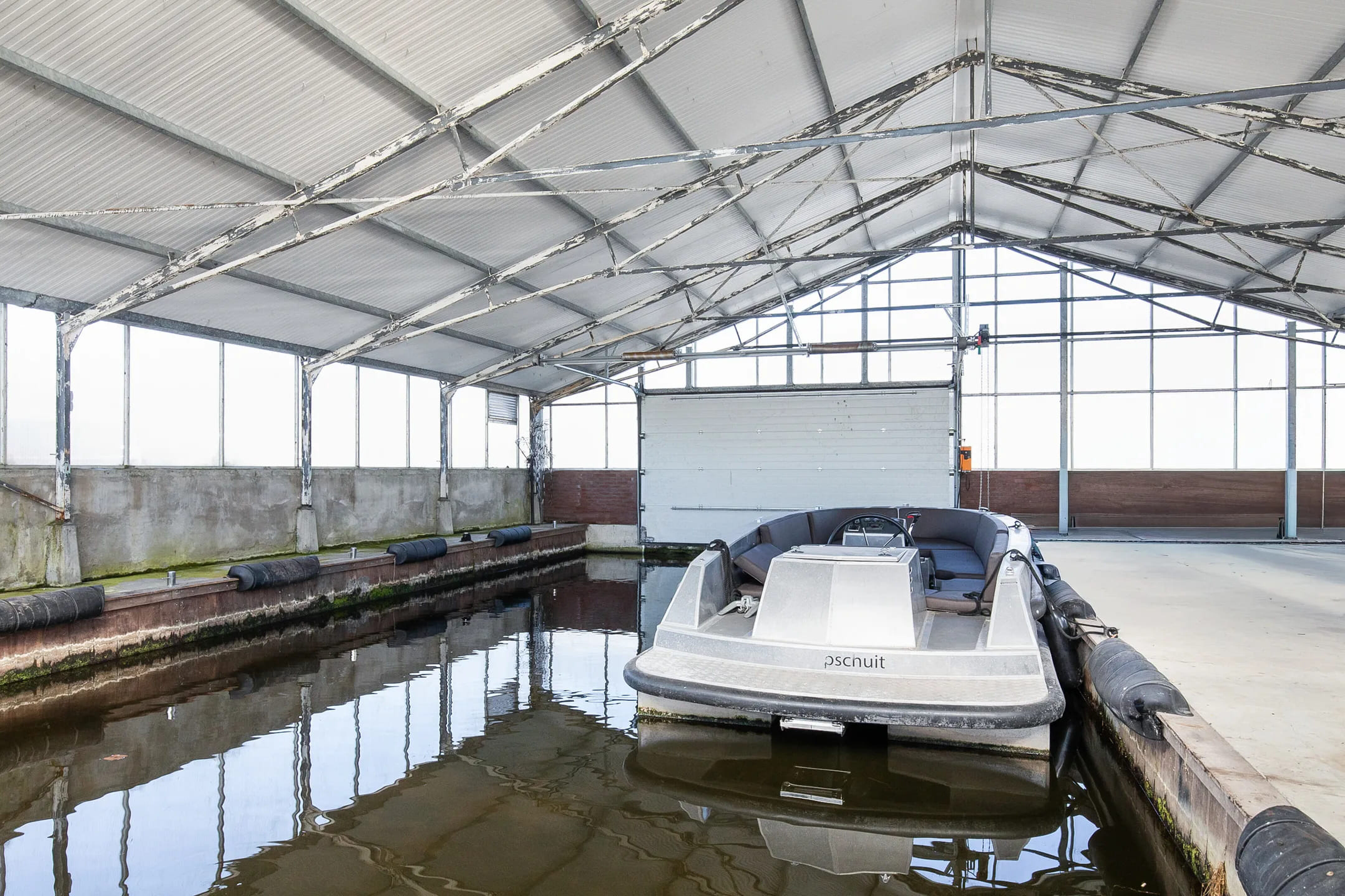 Het boothuis van de villa in Aalsmeer