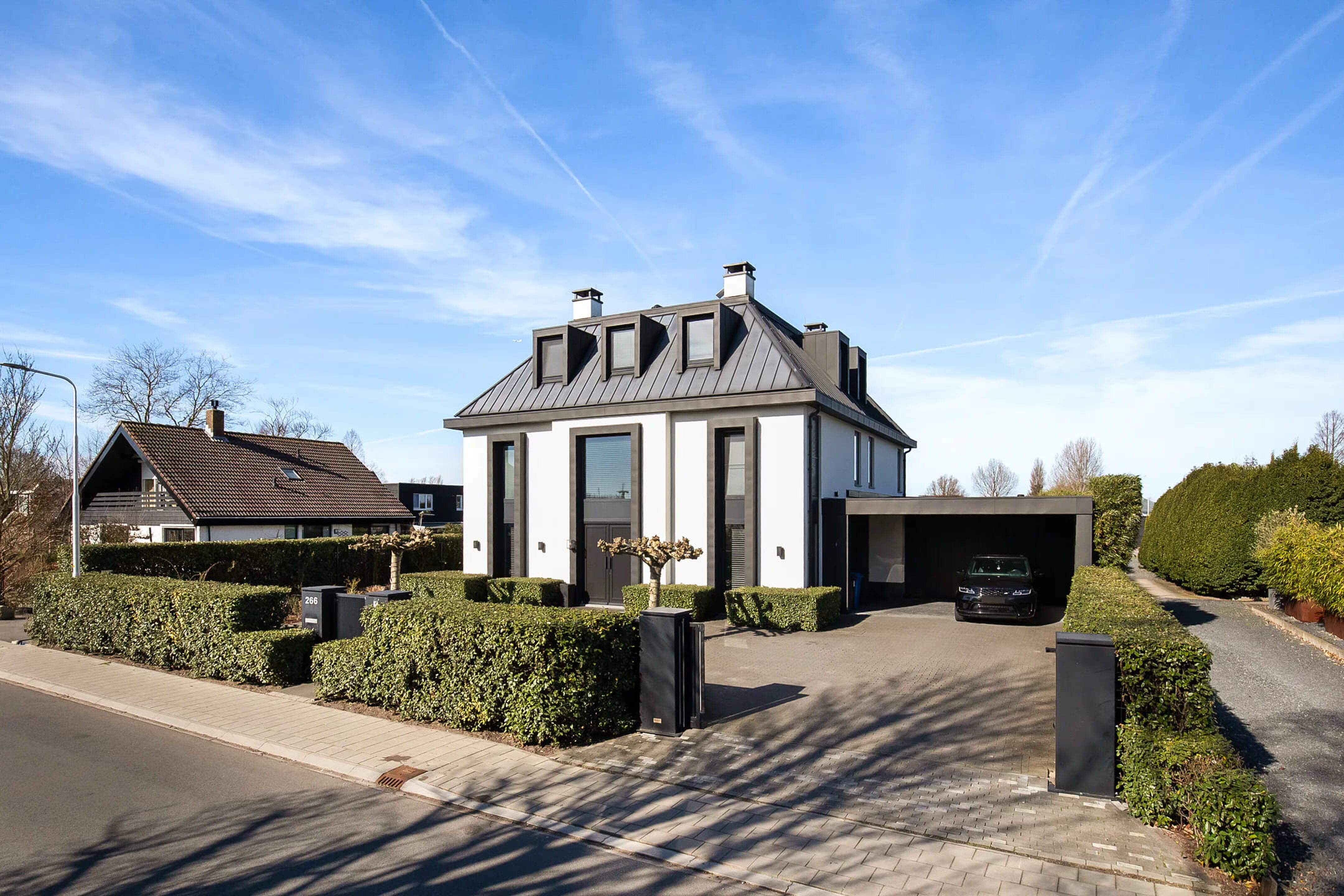 Door Eric Kuster ontworpen villa met zwembad, homegym en eigen boothuis onder de rook van Amsterdam 