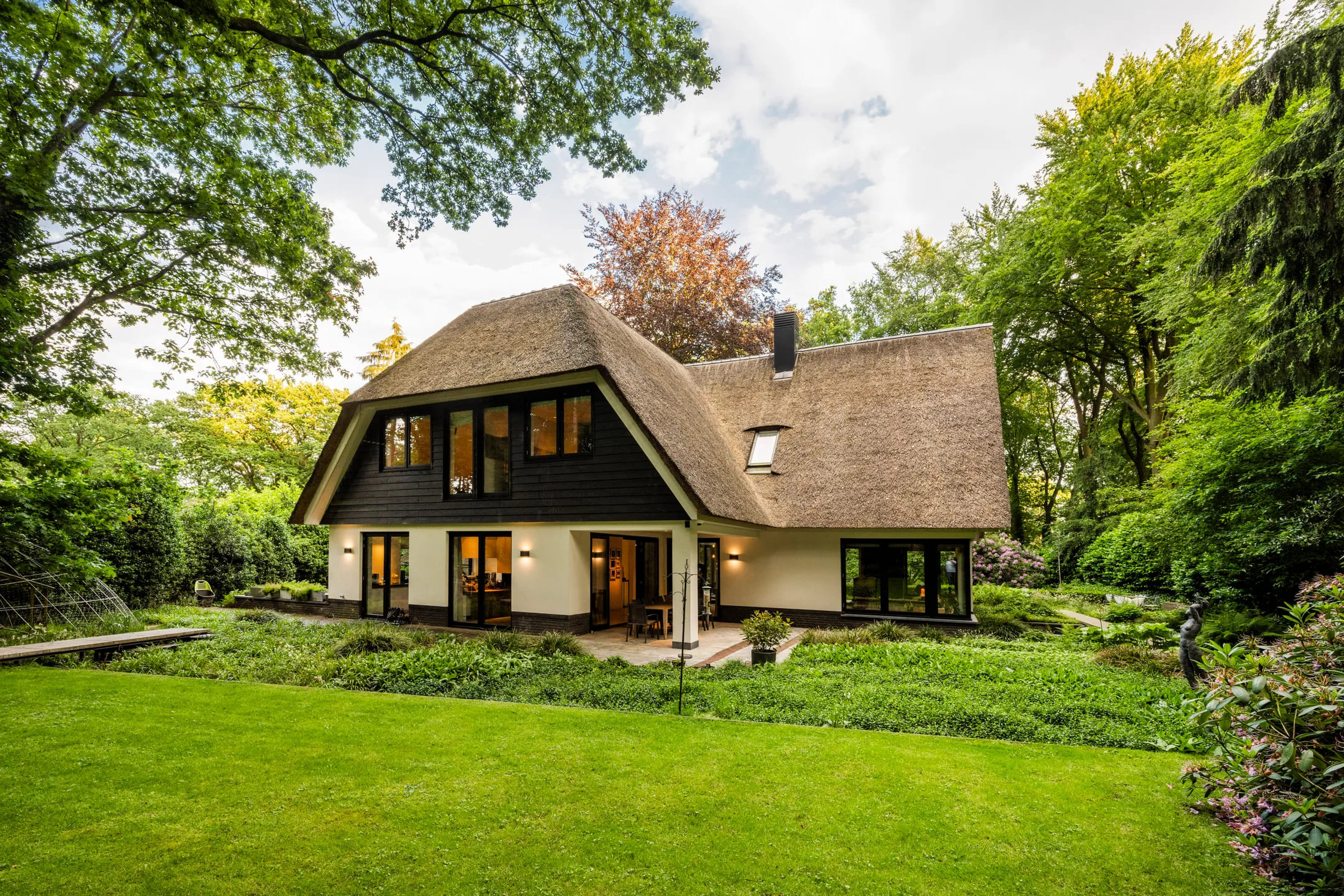 De zijkant van de villa in Laren