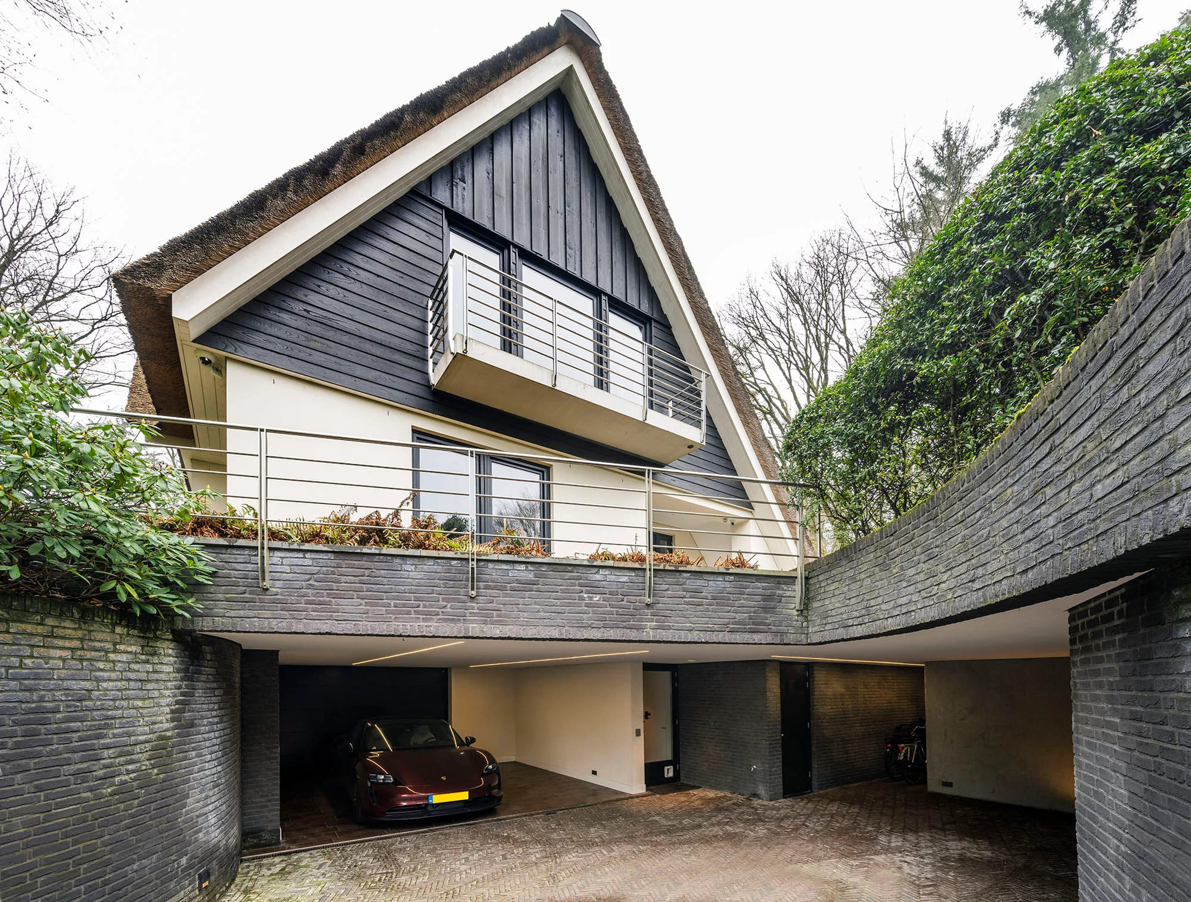 De garage in de villa in Laren