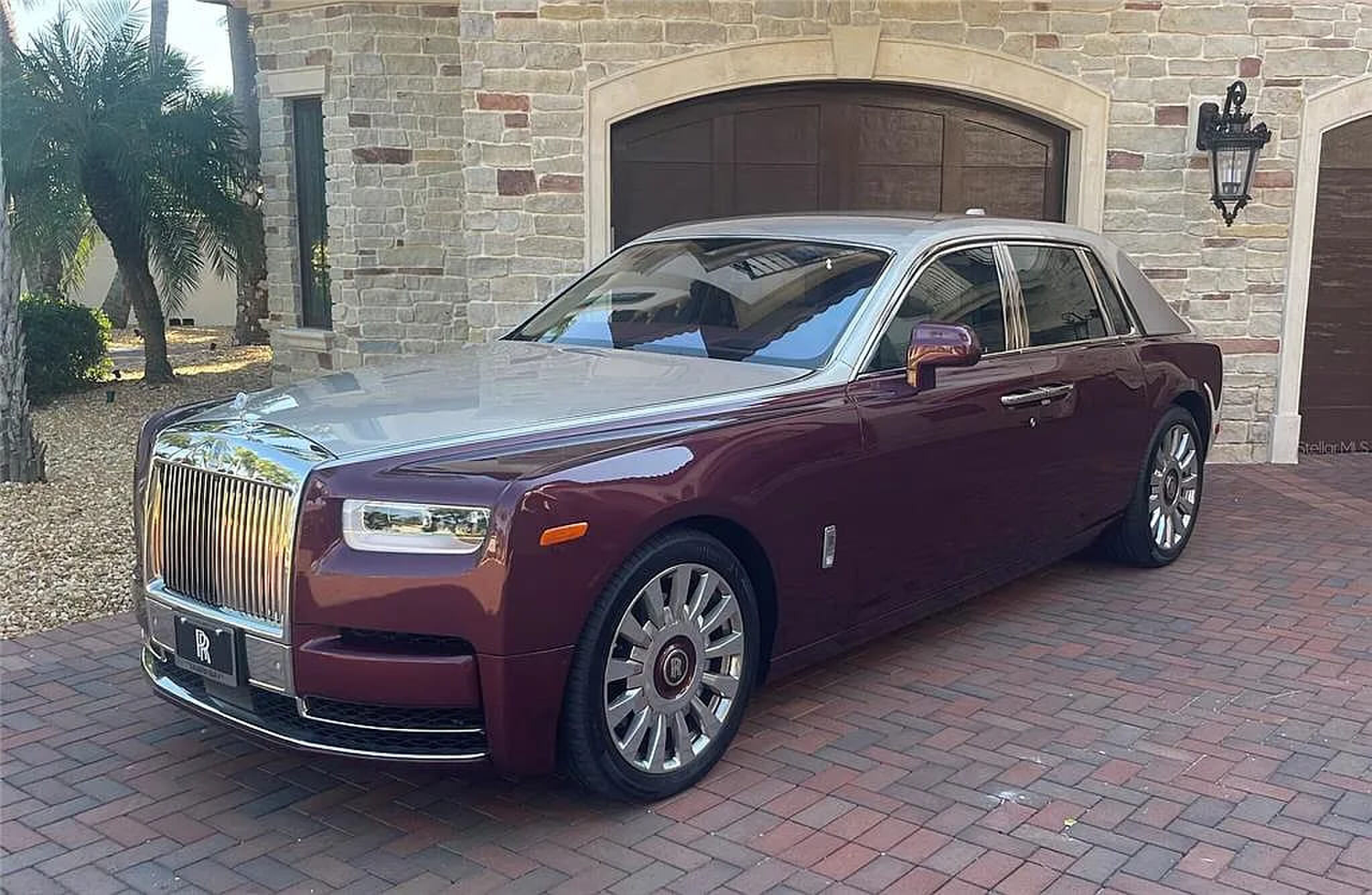 De bij de koop inbegrepen Rolls-Royce Phantom