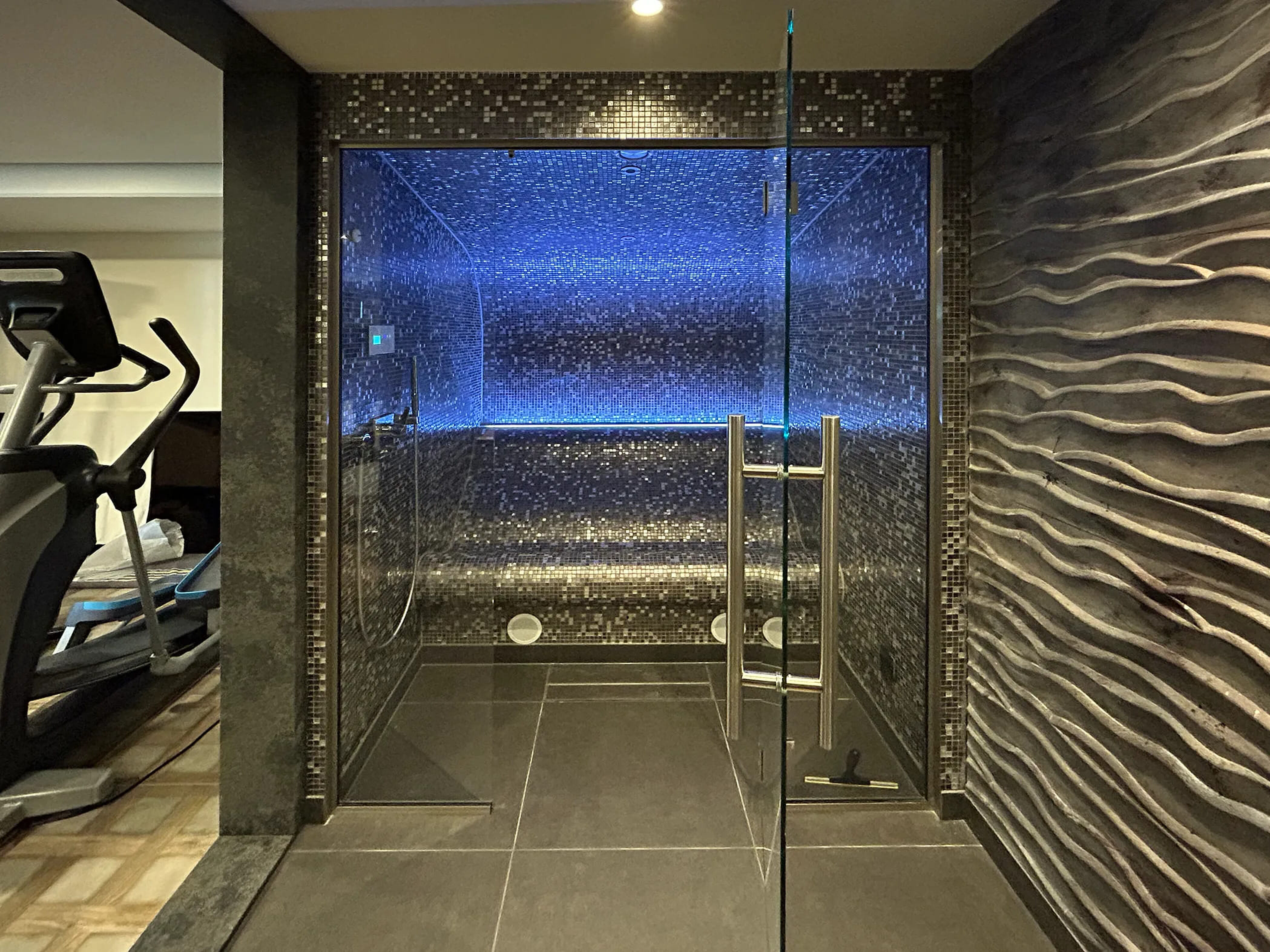 De wellness en homegym bij de villa in Vuren