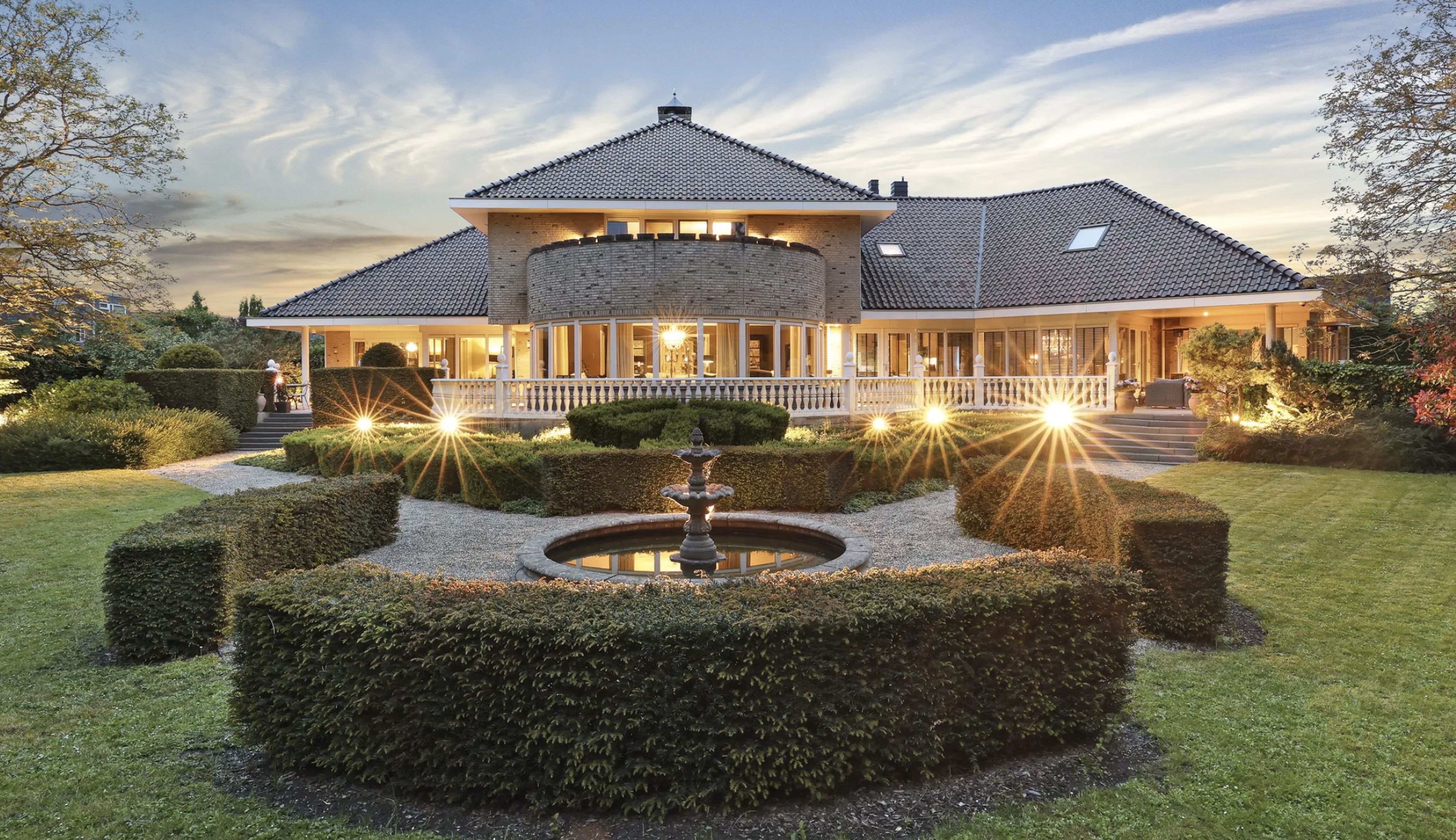 Deze prachtige villa van een voormalig Ajacied staat al 15 jaar (!) in de etalage en kost € 2 miljoe