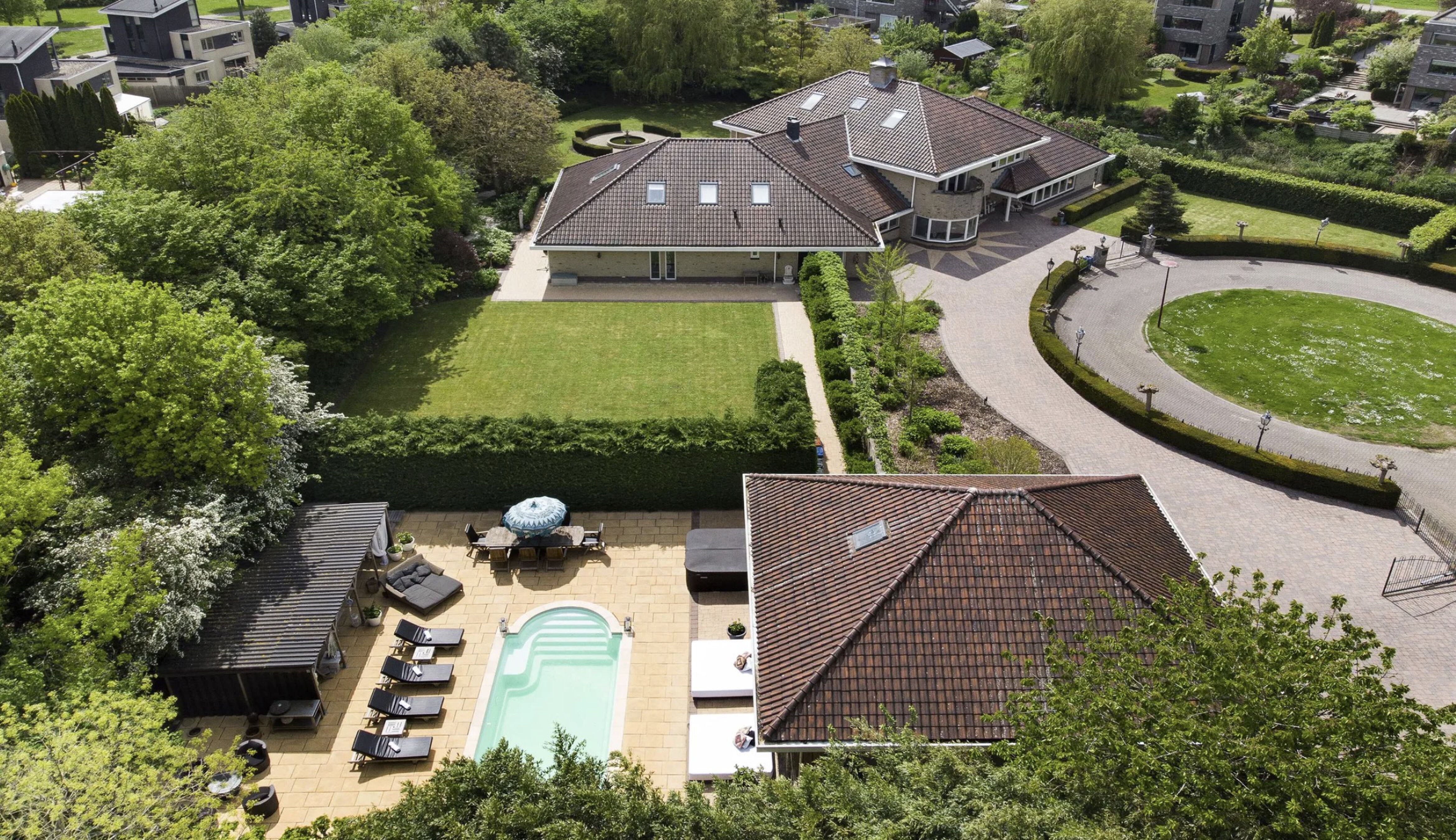 Het bovenaanzicht van de villa van Aron Winter in Lelystad