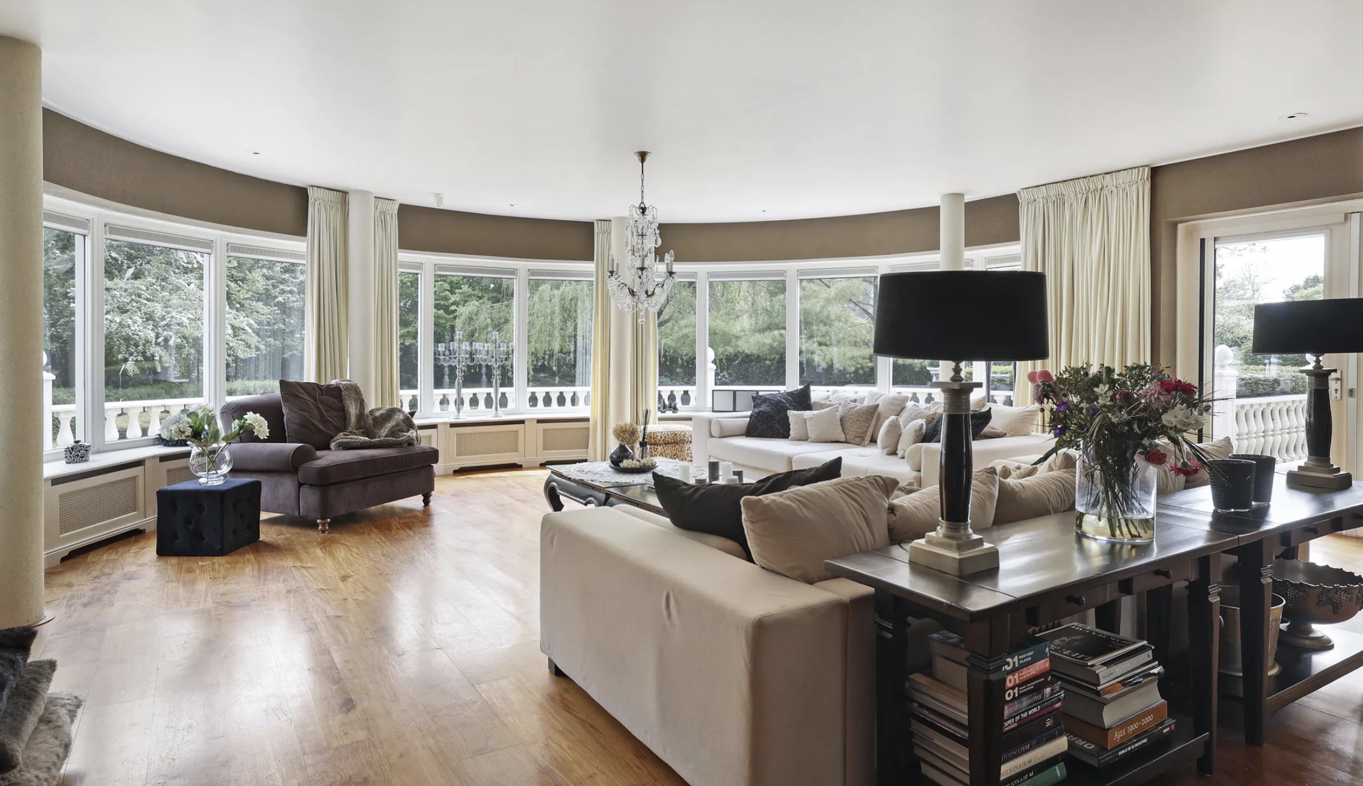 De woonkamer van de villa