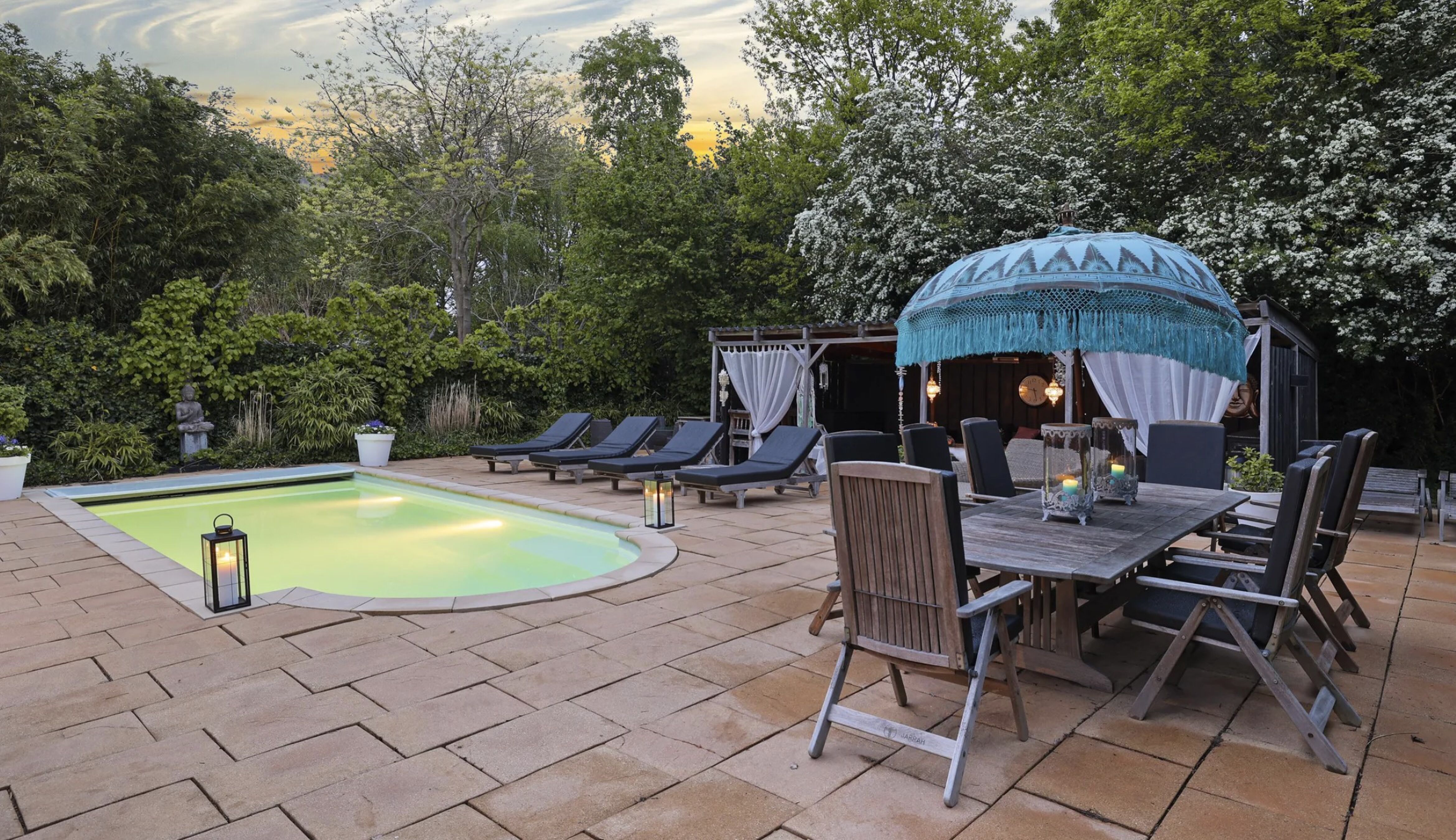 De tuin met zwembad bij de villa van Aron Winter in Lelystad