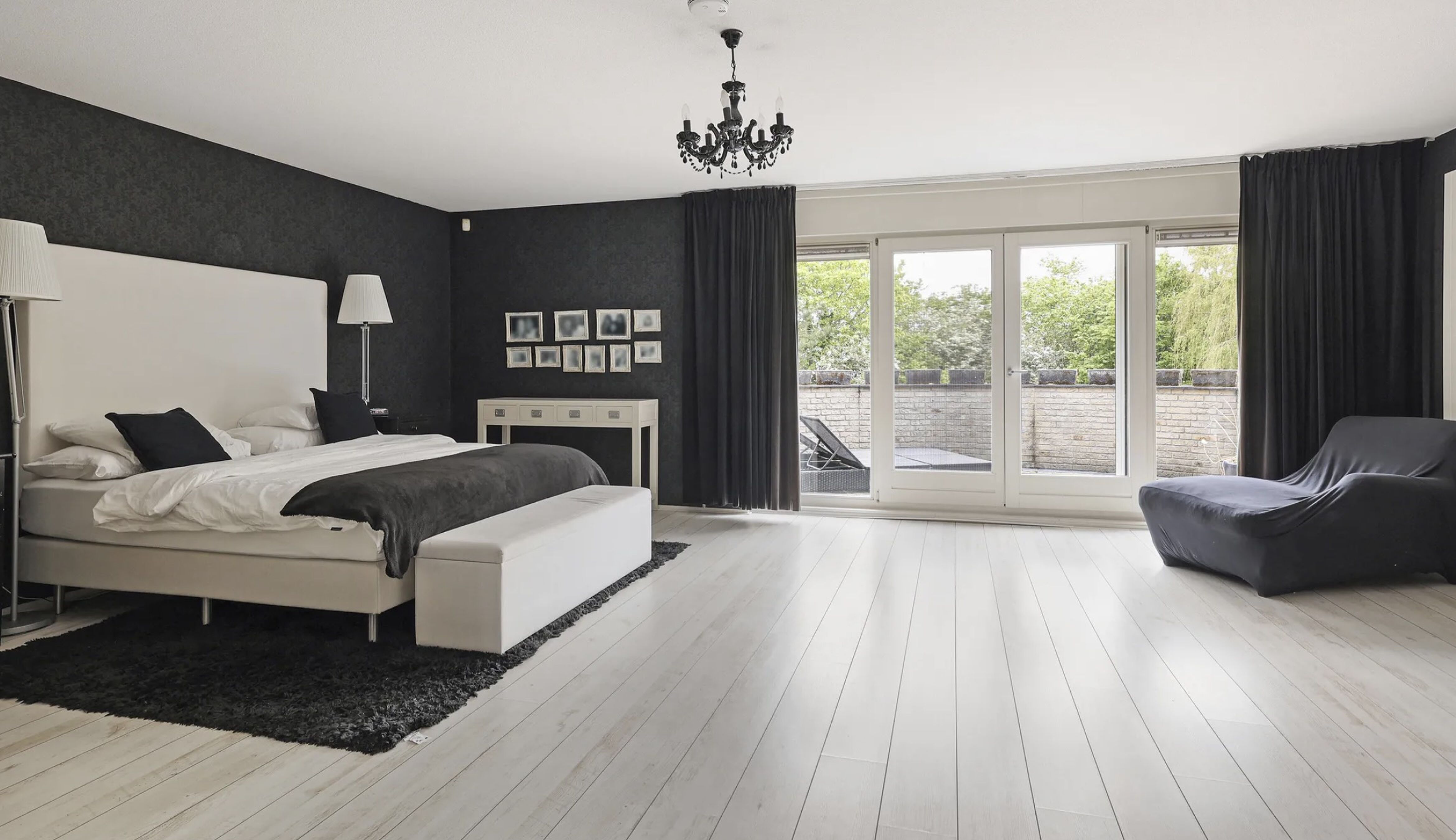 De slaapkamer van de villa in Lelystad