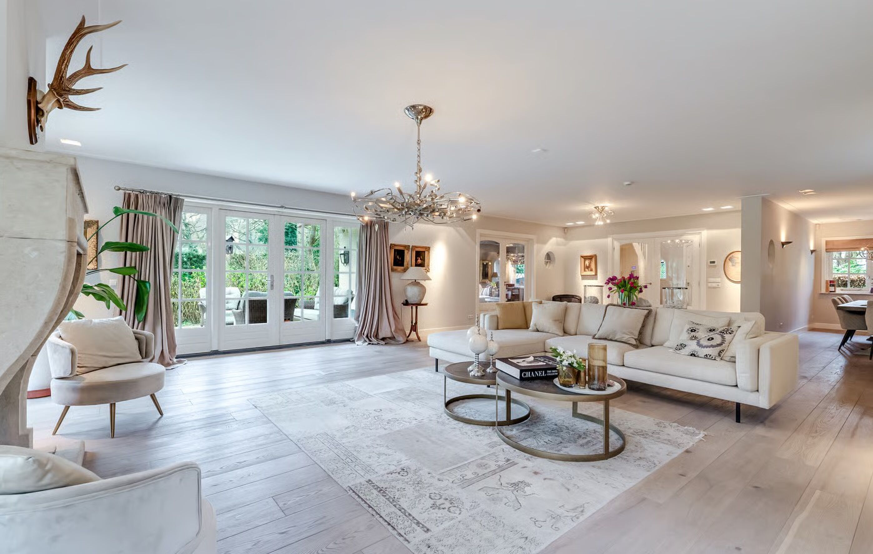 De woonkamer van de villa in Bergen