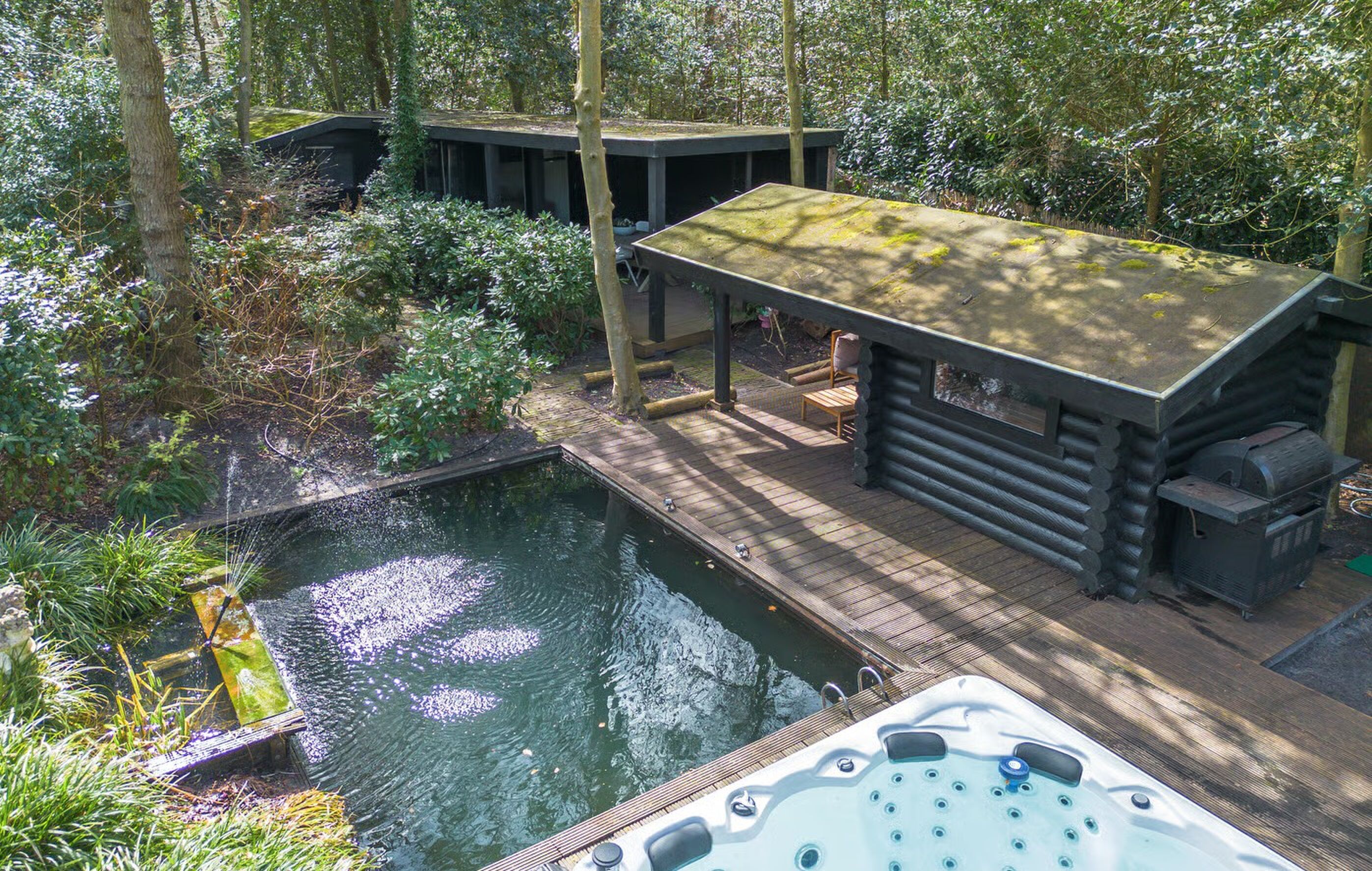 De jacuzzi en de open zwemvijver