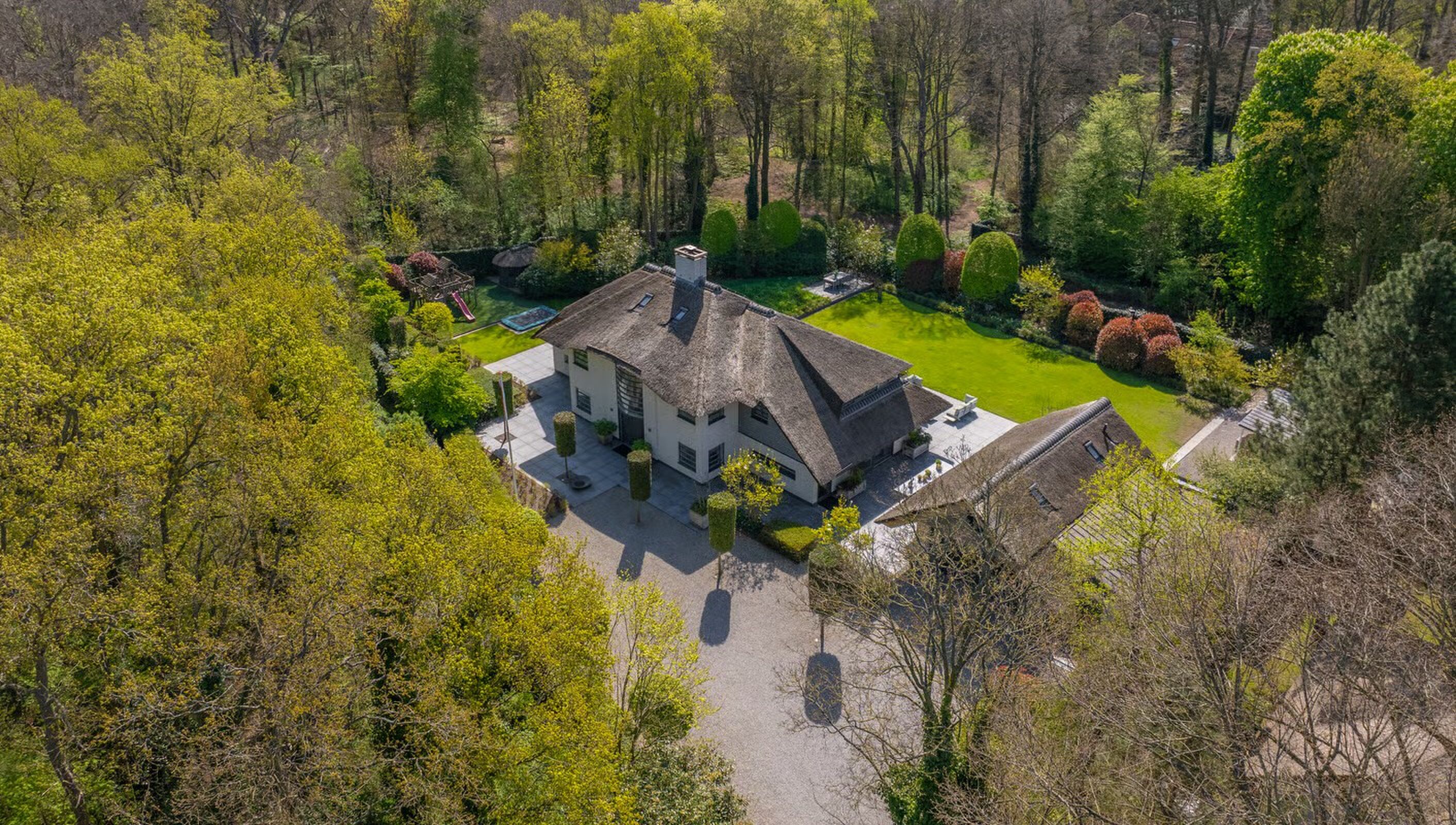 Ondernemer en investeerder wil € 5,95 miljoen voor rietgedekt domein met thuisbioscoop en uitgebreid