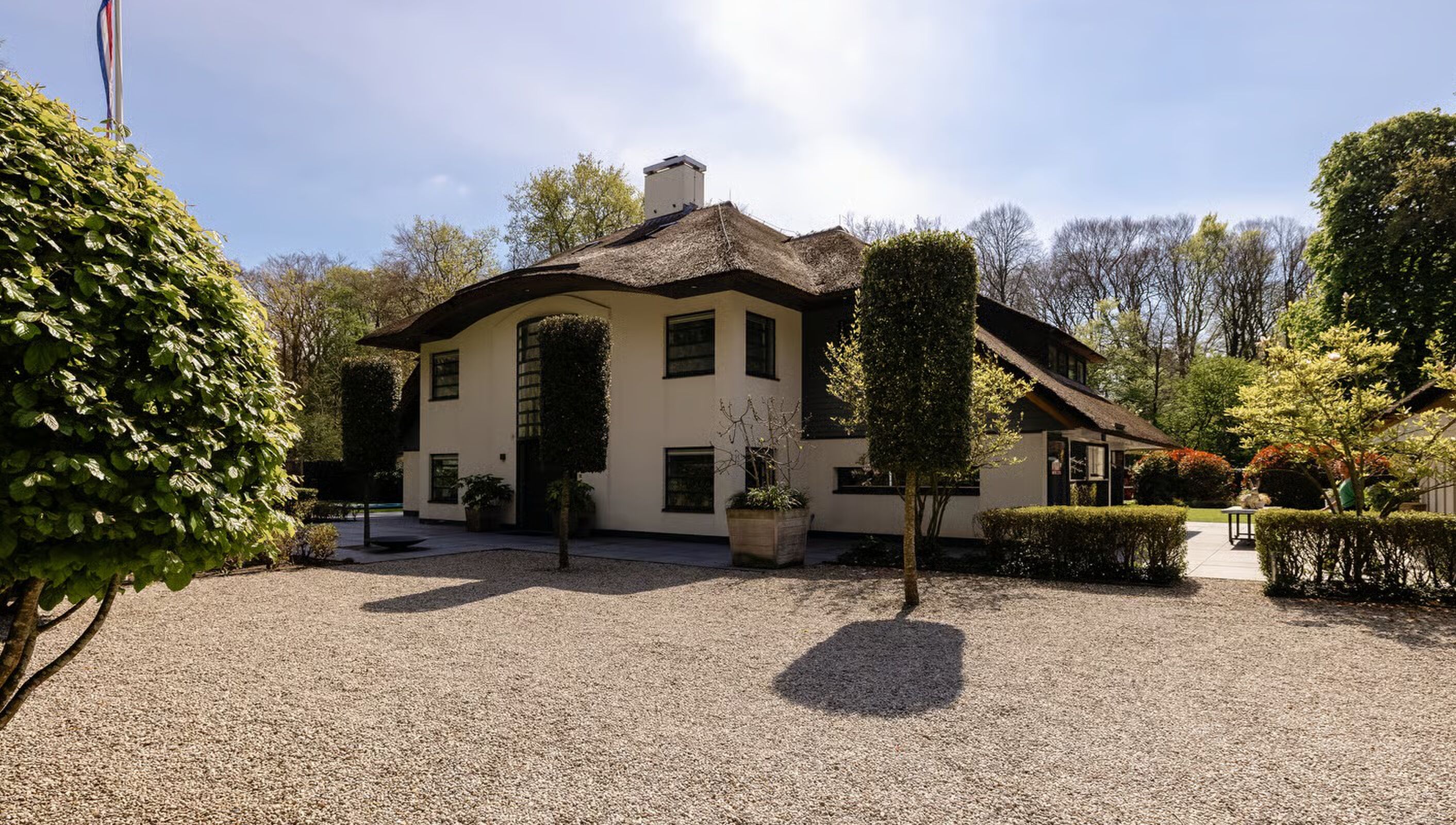 De voorzijde van het landgoed in Bloemendaal